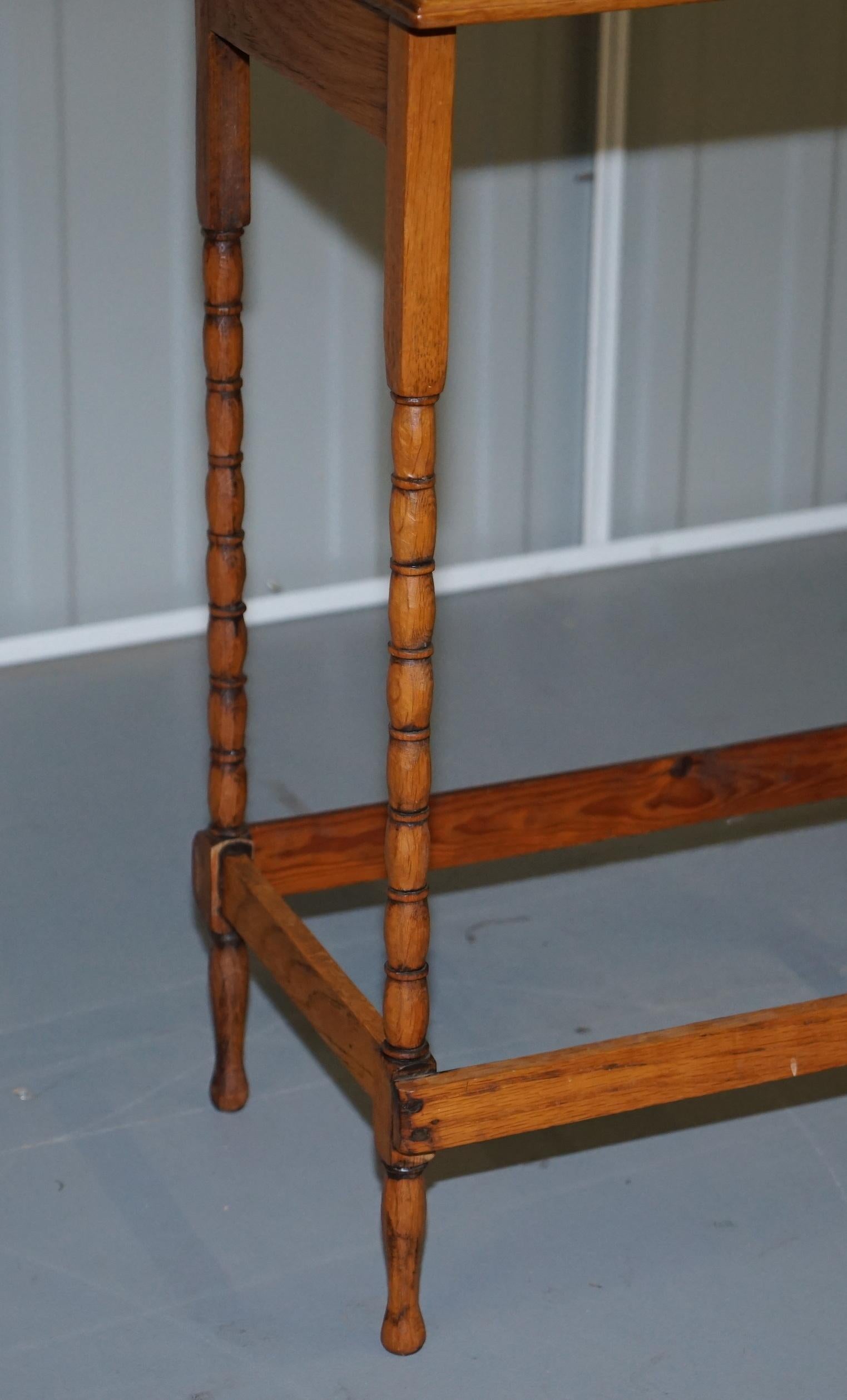 Early 20th Century Edwardian Oak Bobbin Turned Leg English Side End Lamp Wine Table Nice and Simple