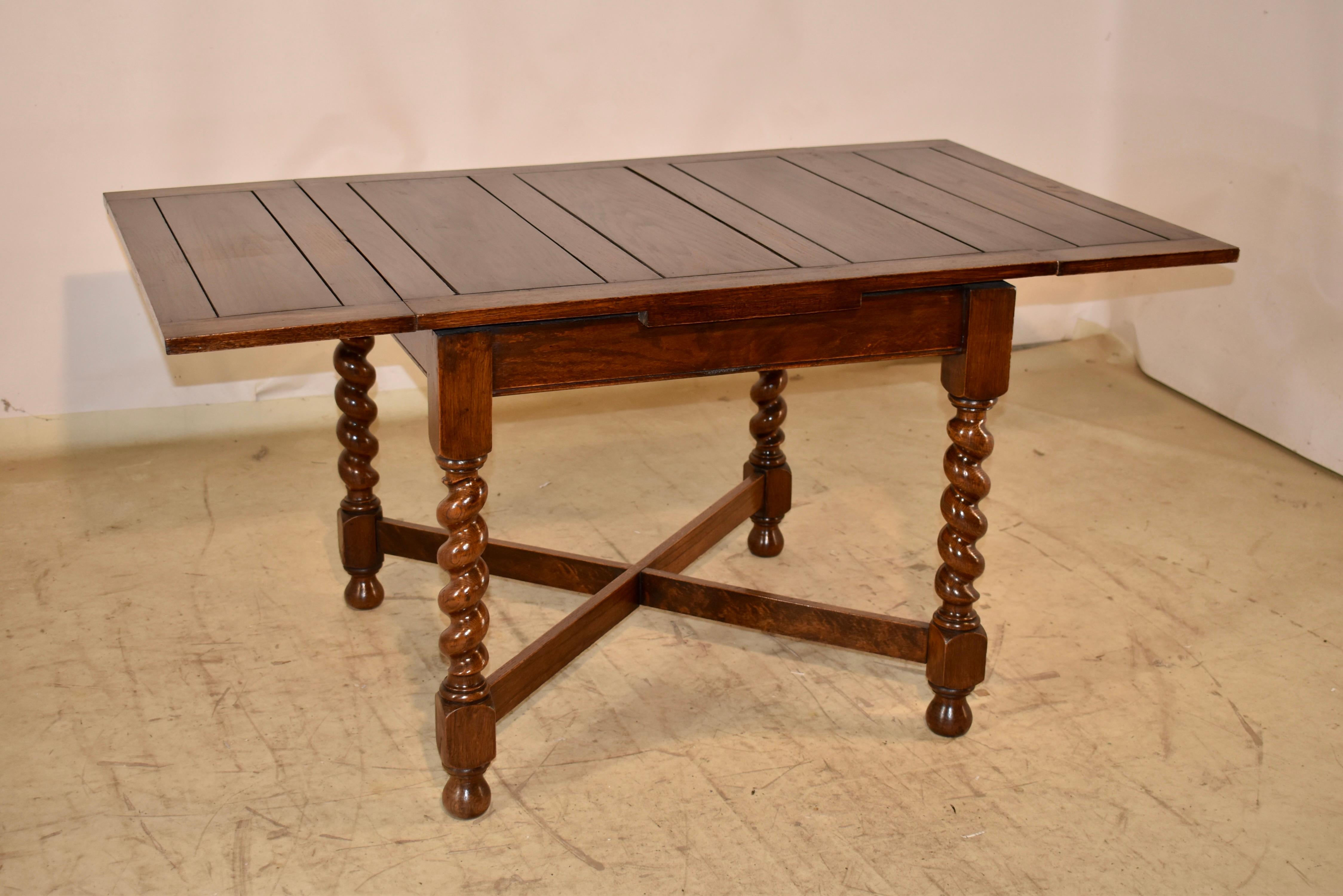 Table à tiroirs en Oak Edwardien, Circa 1900 Bon état - En vente à High Point, NC