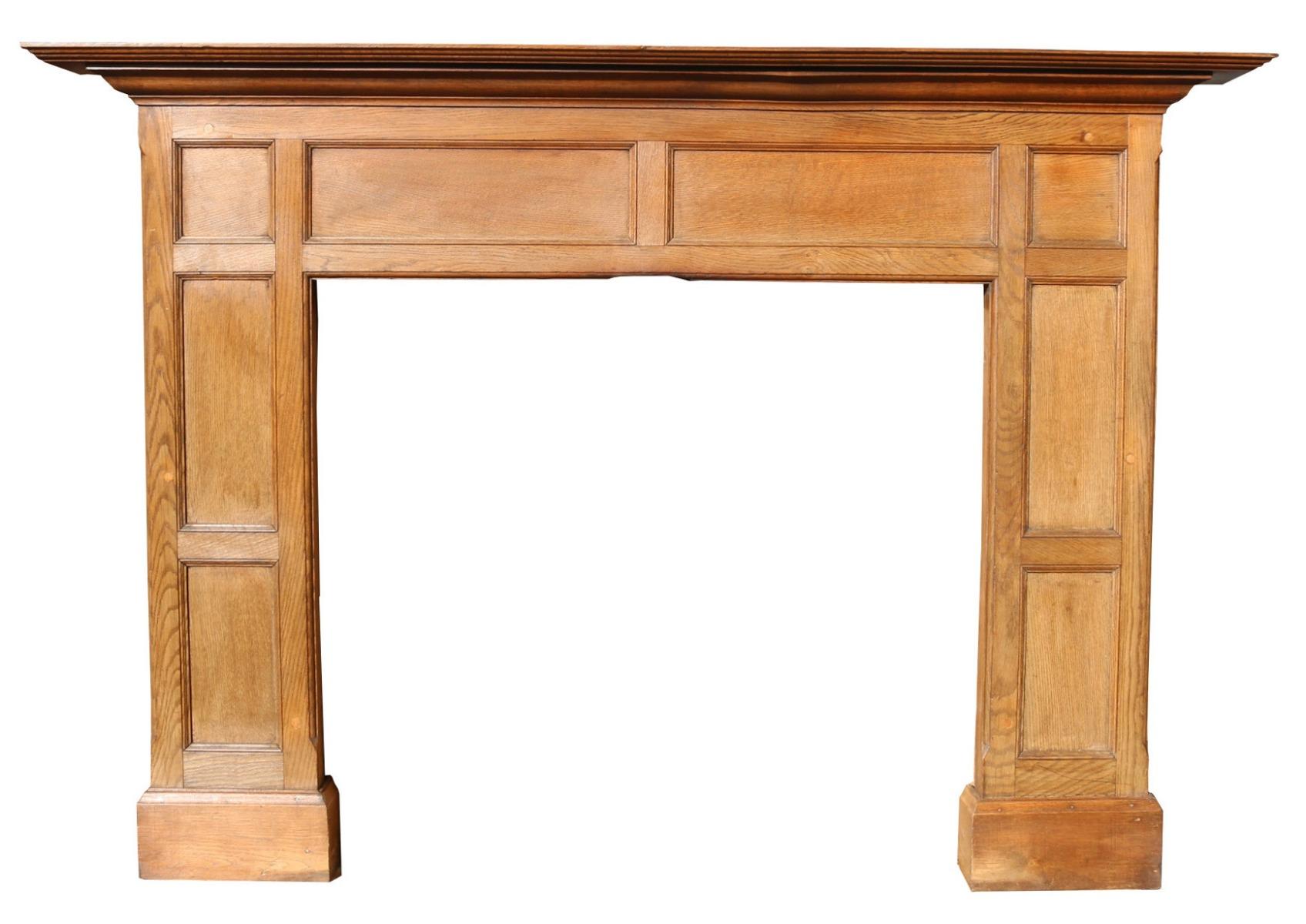 An Edwardian golden oak fire surround, reclaimed from a property in Yorkshire.

Measures: Opening height 106.5 cm

Opening width 116.5 cm

Width between outside of legs  180.5 cm.