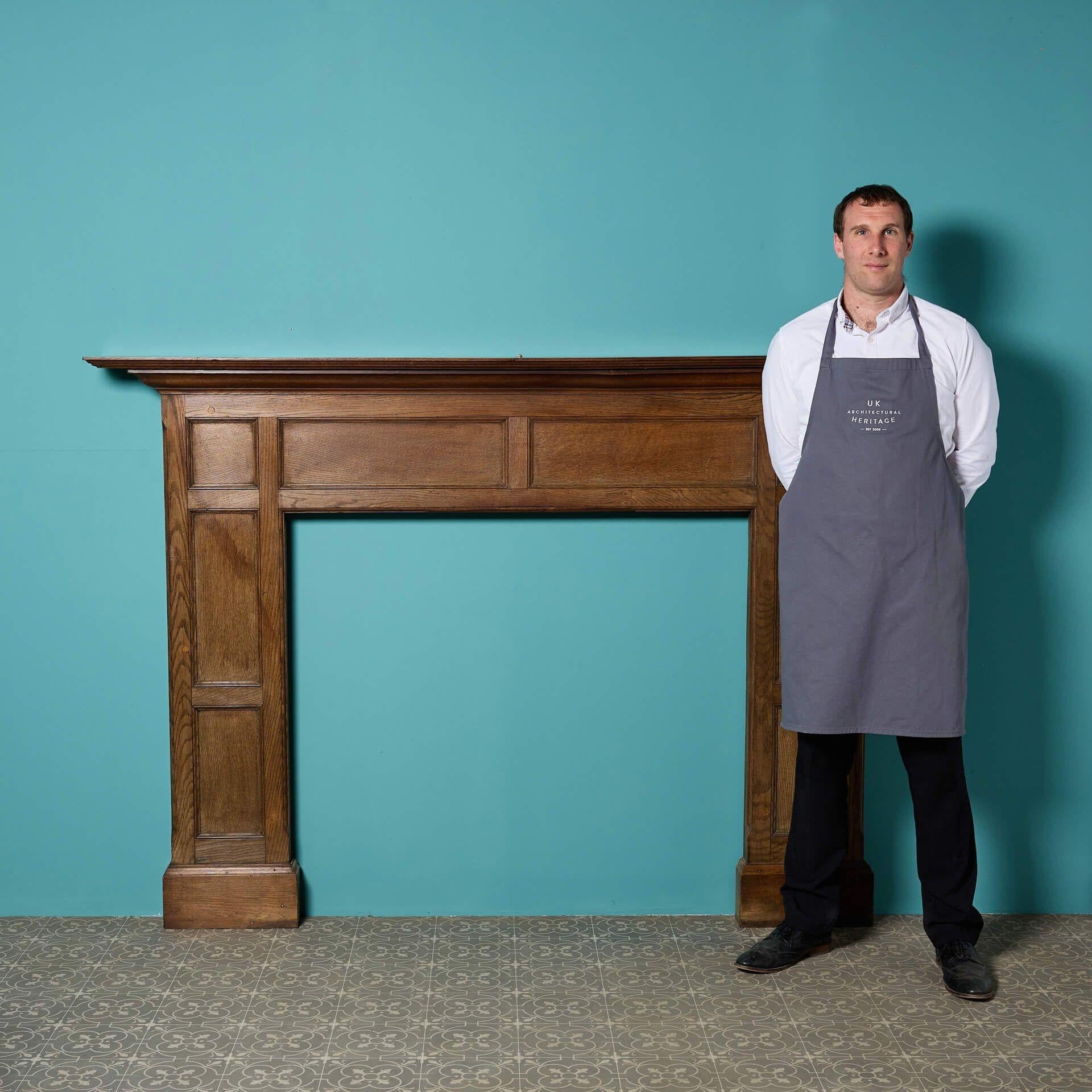 Un caminetto edoardiano in quercia dorata, recuperato da una proprietà nello Yorkshire.

Altezza di apertura 106.5 cm

Larghezza di apertura 116.5 cm

Larghezza tra l'esterno delle gambe 180.5 cm