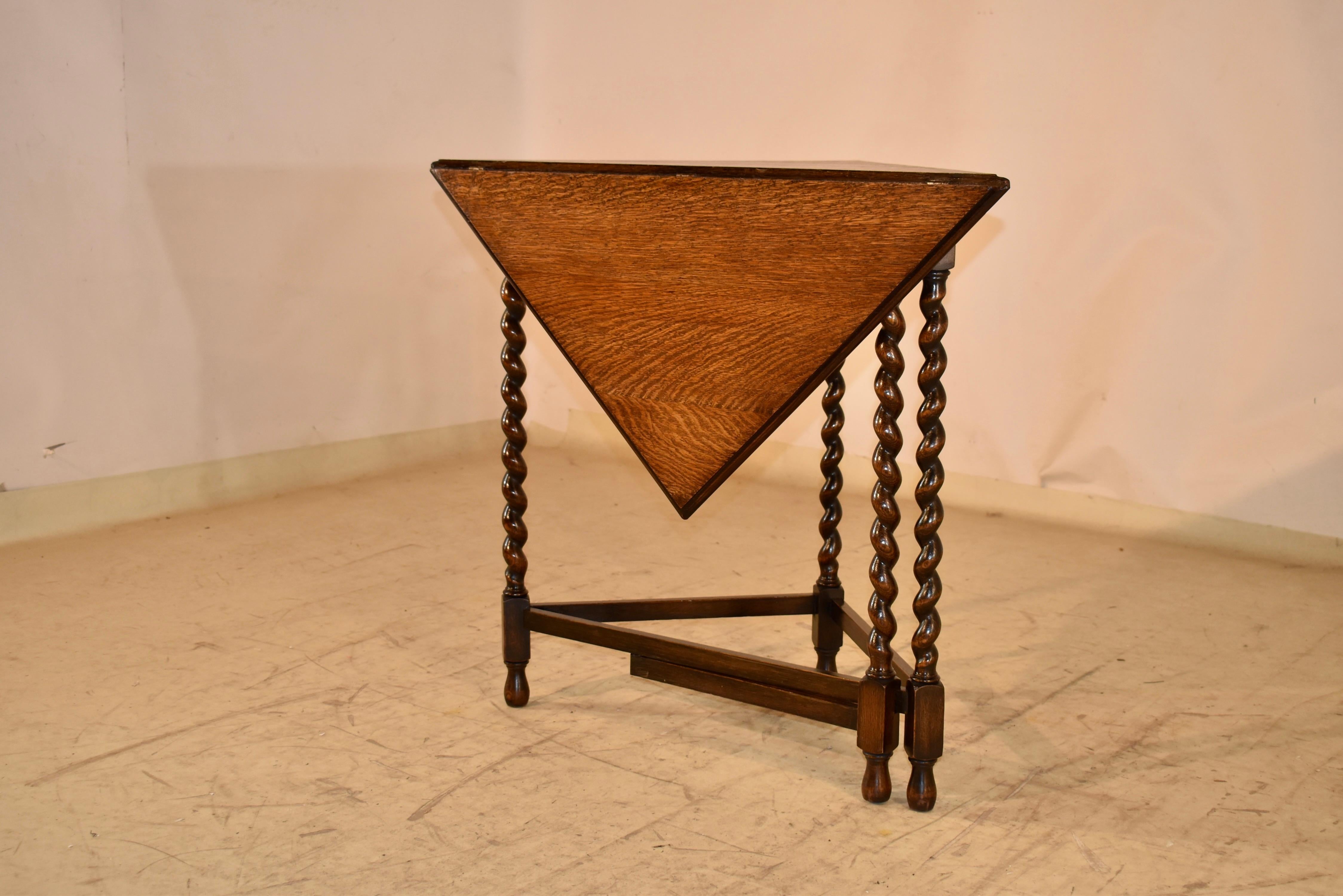 Table à mouchoirs en chêne d'époque édouardienne provenant d'Angleterre.  Le plateau est en chêne richement grainé et présente un bord biseauté.  Il se résume à un simple tablier et à une base triangulaire.  Trois pieds torsadés en orge, tournés à