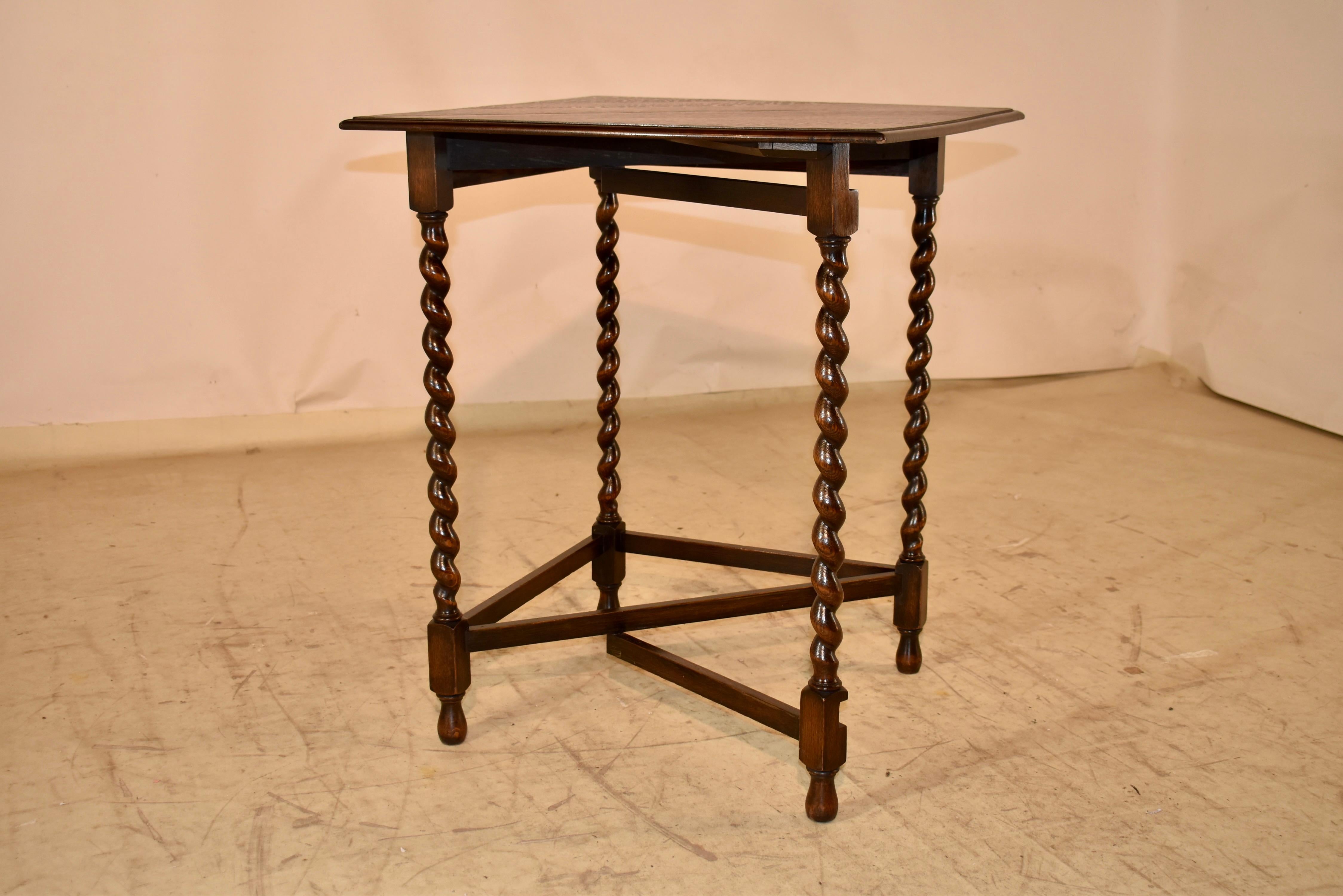 Tourné Table à mouchoirs édouardienne en chêne, vers 1900 en vente