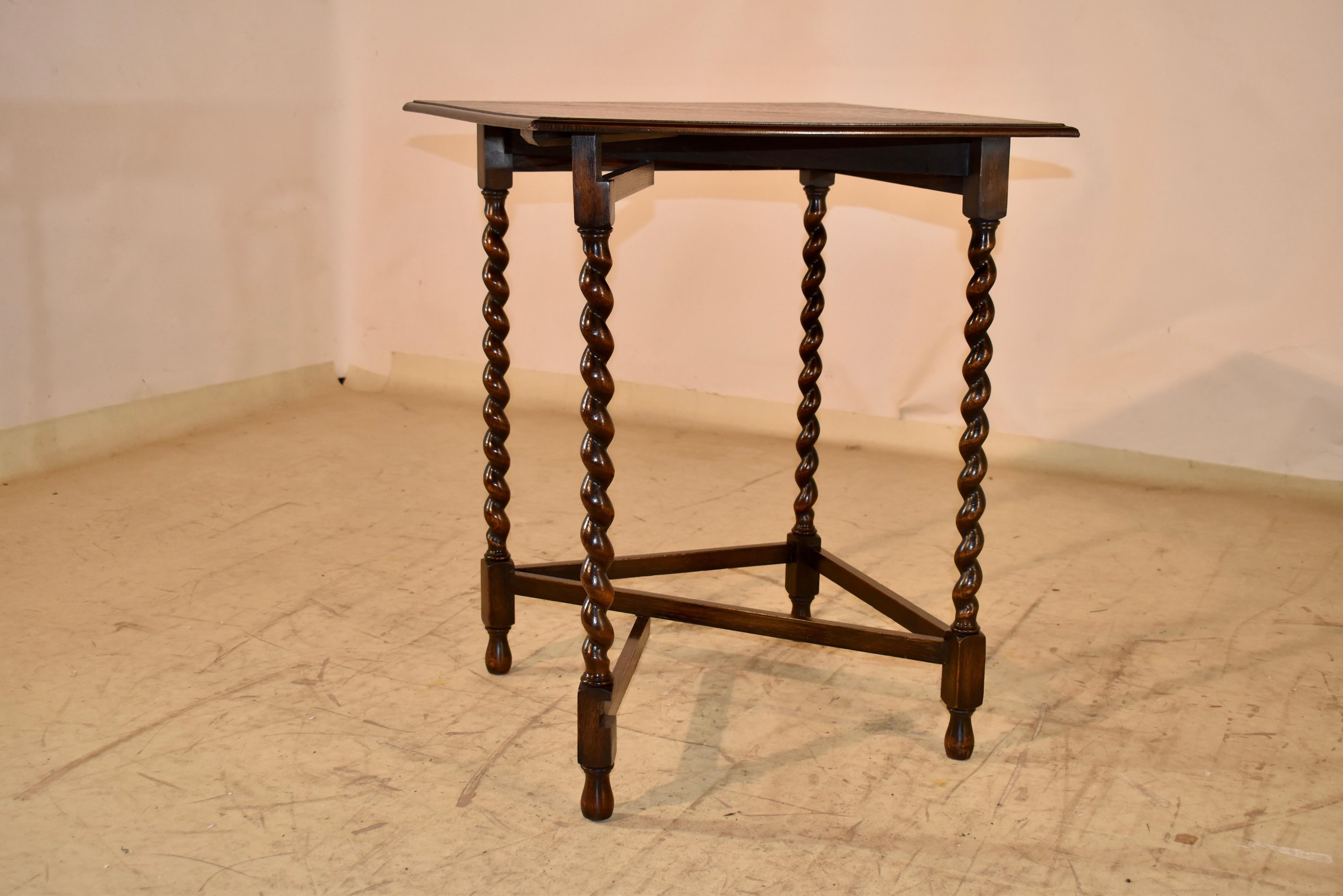 Table à mouchoirs édouardienne en chêne, vers 1900 Bon état - En vente à High Point, NC