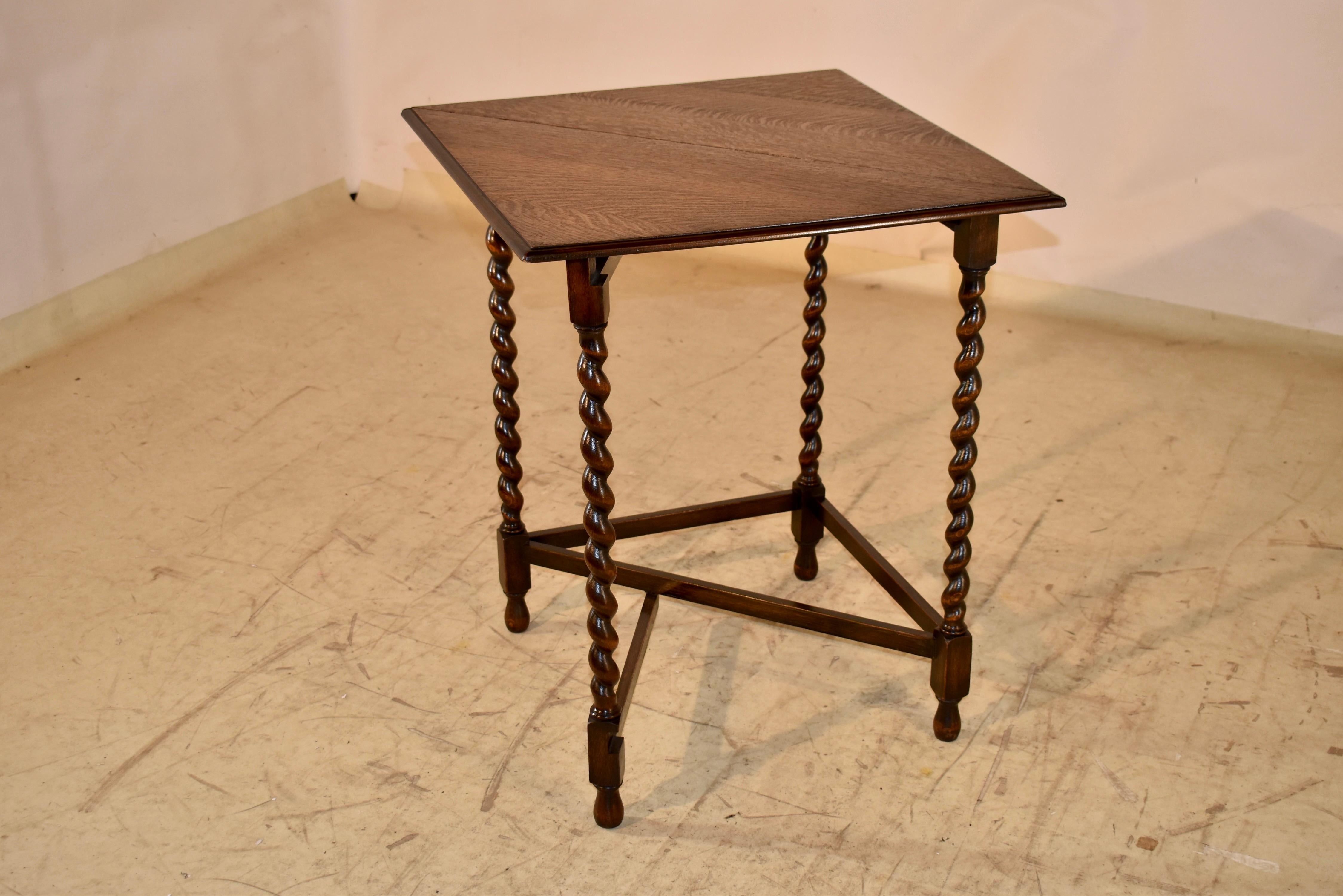 Début du 20ème siècle Table à mouchoirs édouardienne en chêne, vers 1900 en vente