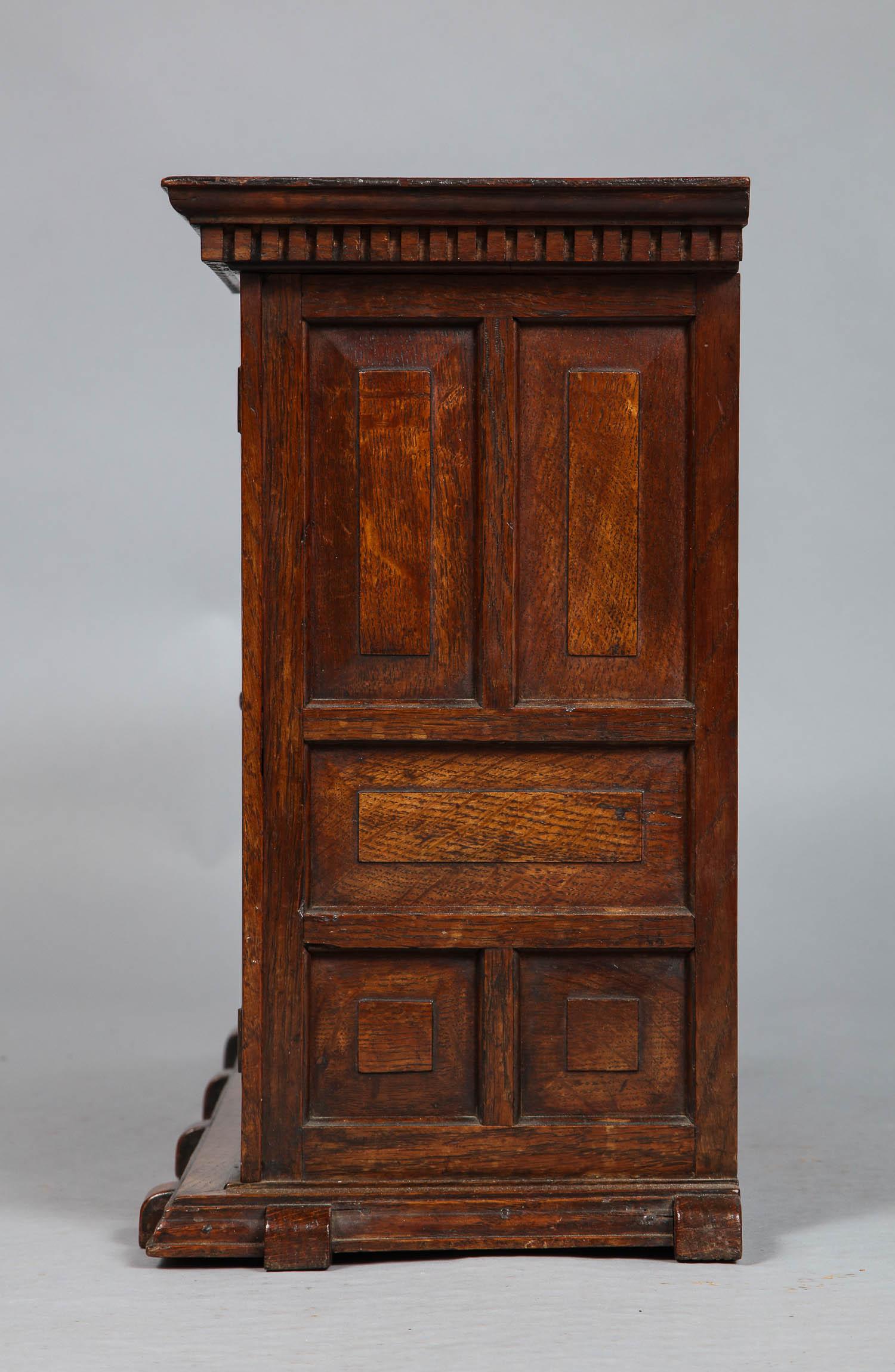 Hänge- oder Schreibtischschrank aus Eiche im viktorianischen Stil im Angebot 1