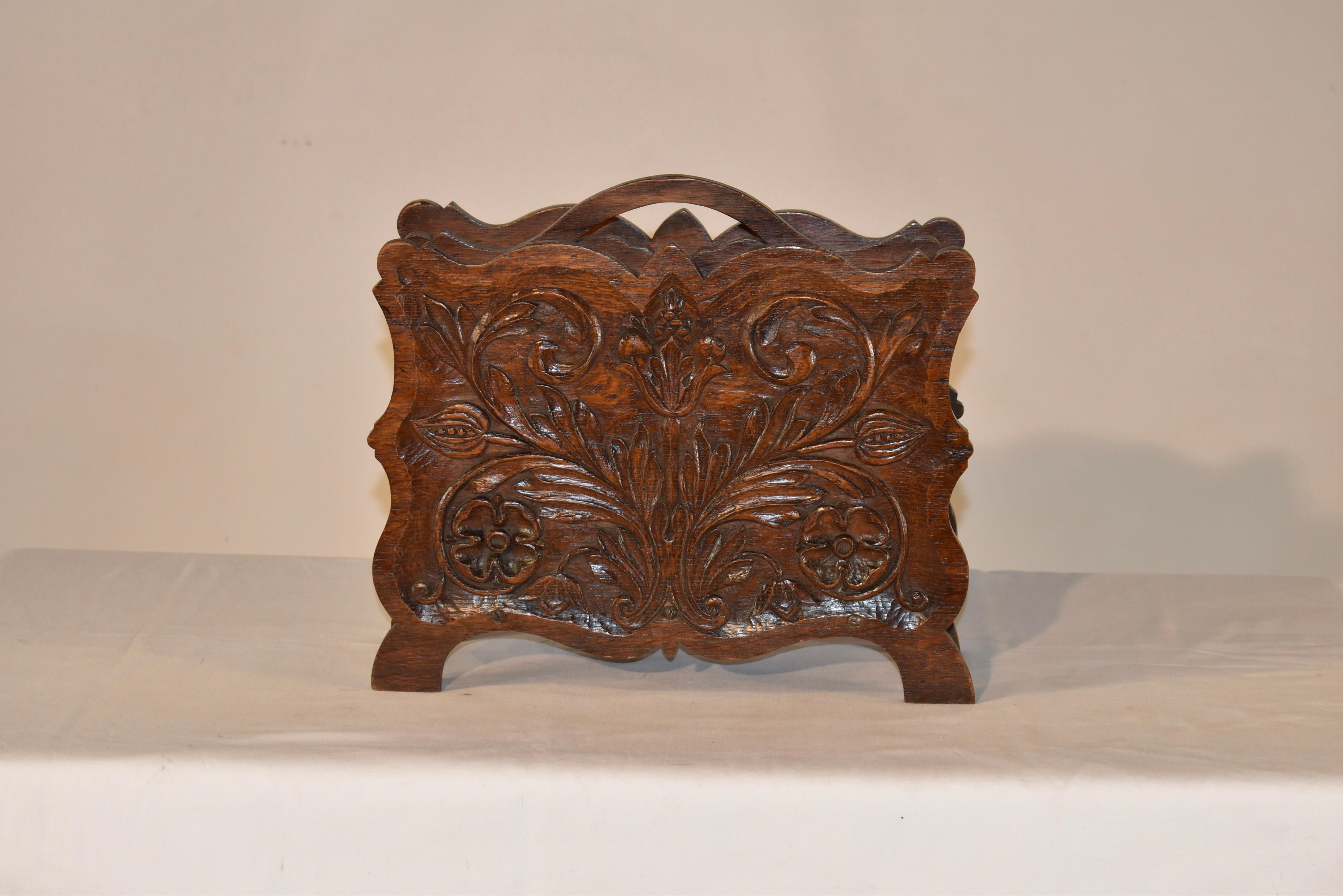 Circa 1900 period Edwardian oak magazine or music rack with three scalloped partitions. The central partition and both sides are scalloped around the edges and the two sides have hand carved decorations. One side with florals and fruits, and the