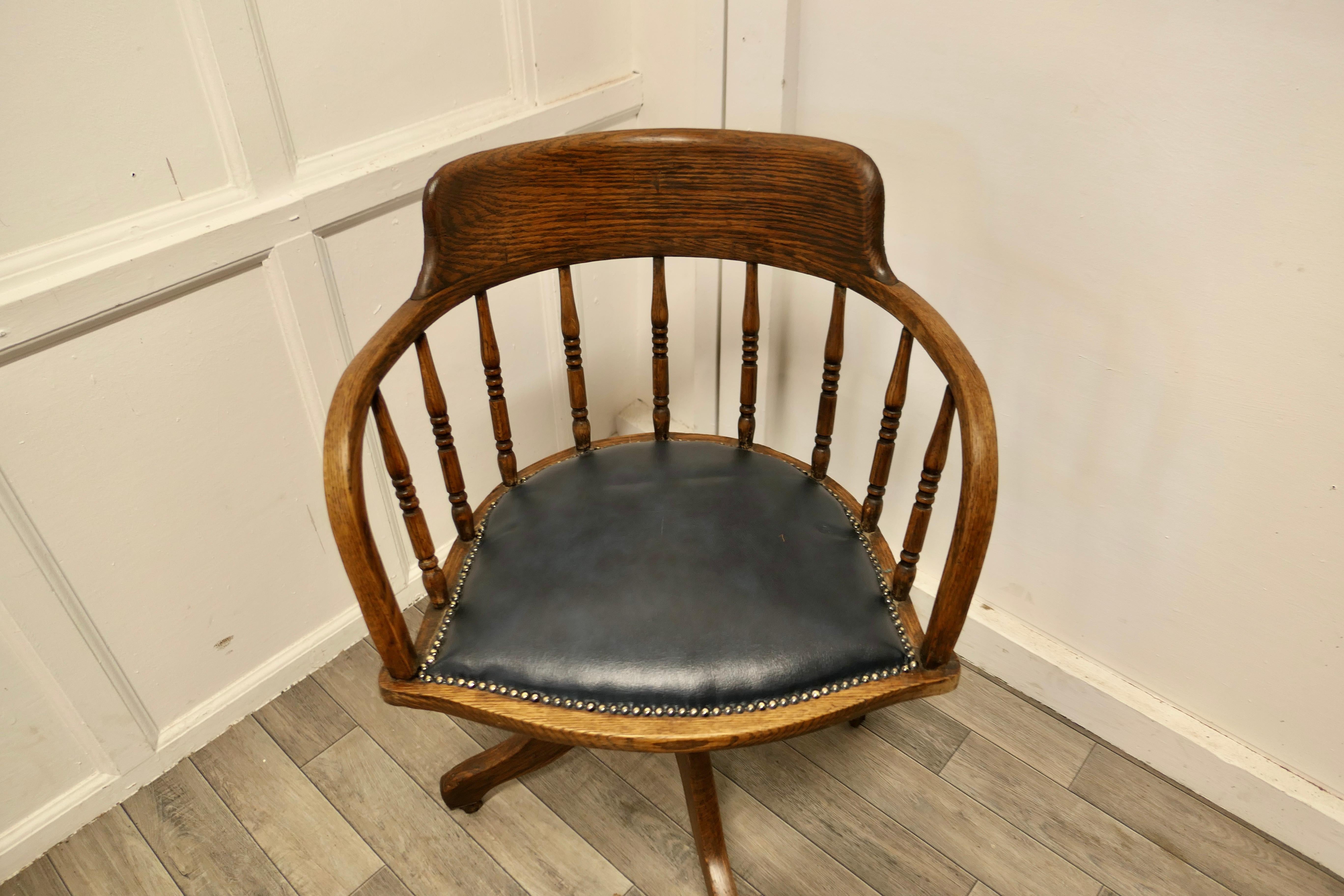 Edwardian Oak Office Desk Chair, Smokers Bow In Good Condition In Chillerton, Isle of Wight