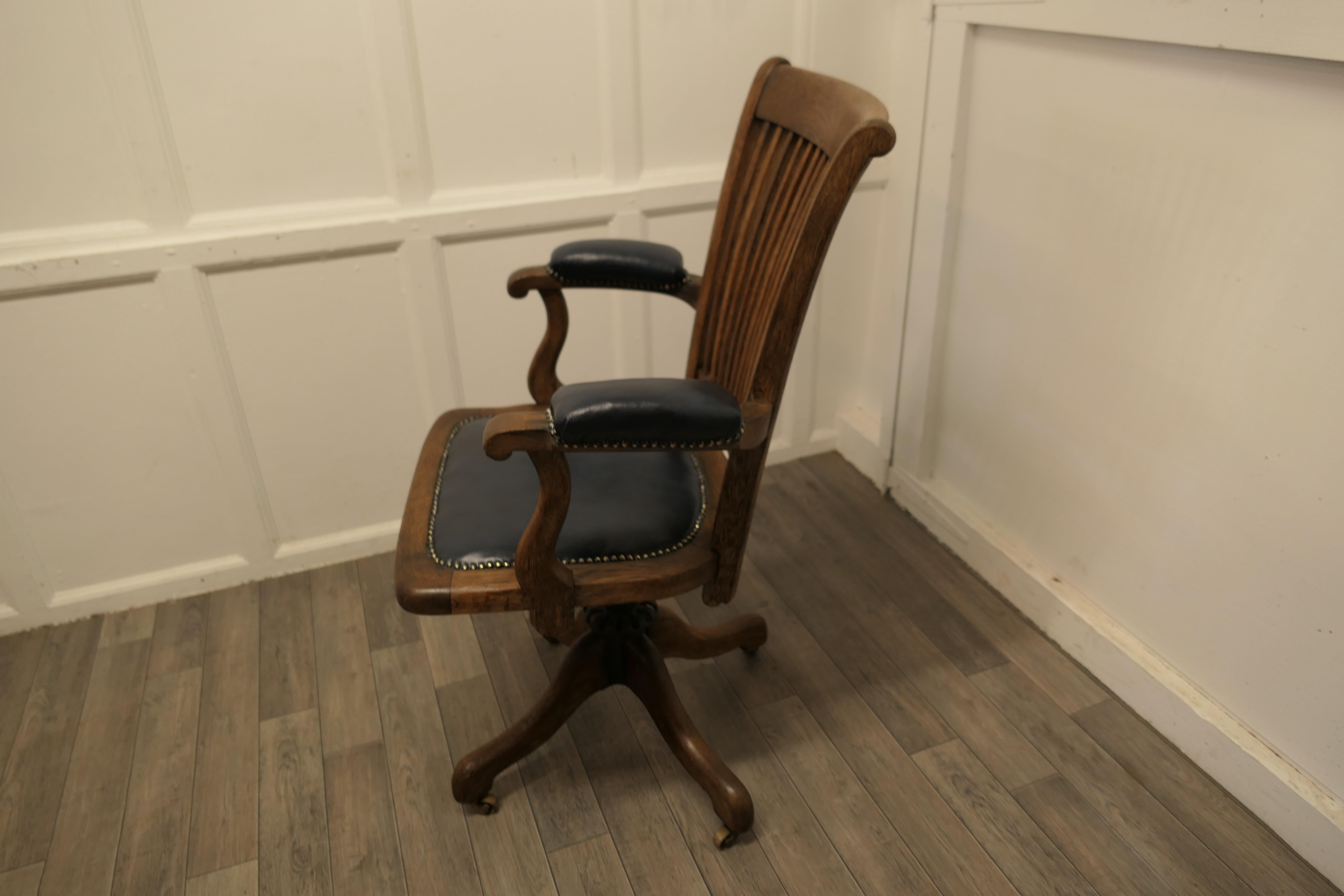 Edwardian Oak Office or Desk Chair  In Good Condition In Chillerton, Isle of Wight