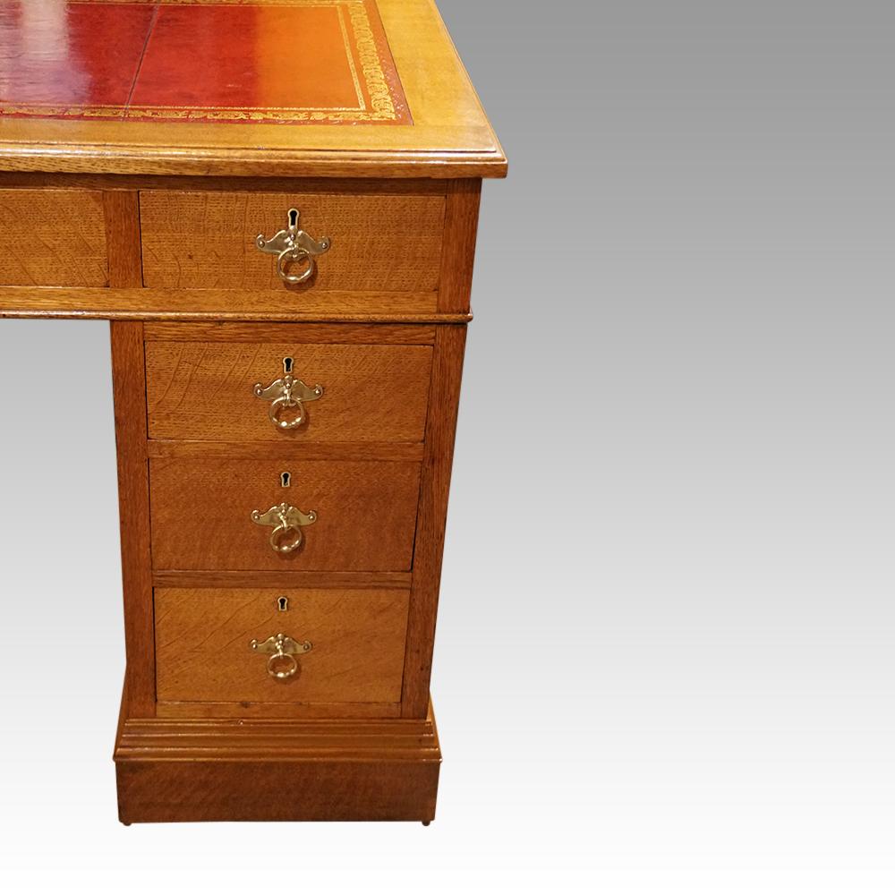 Edwardian Oak Pedestal Desk In Good Condition For Sale In Salisbury, GB