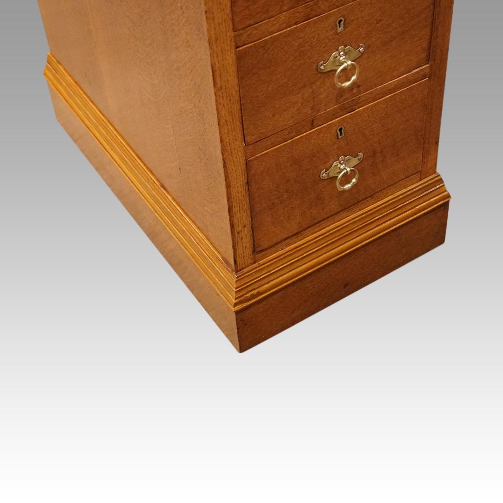 Early 20th Century Edwardian Oak Pedestal Desk For Sale