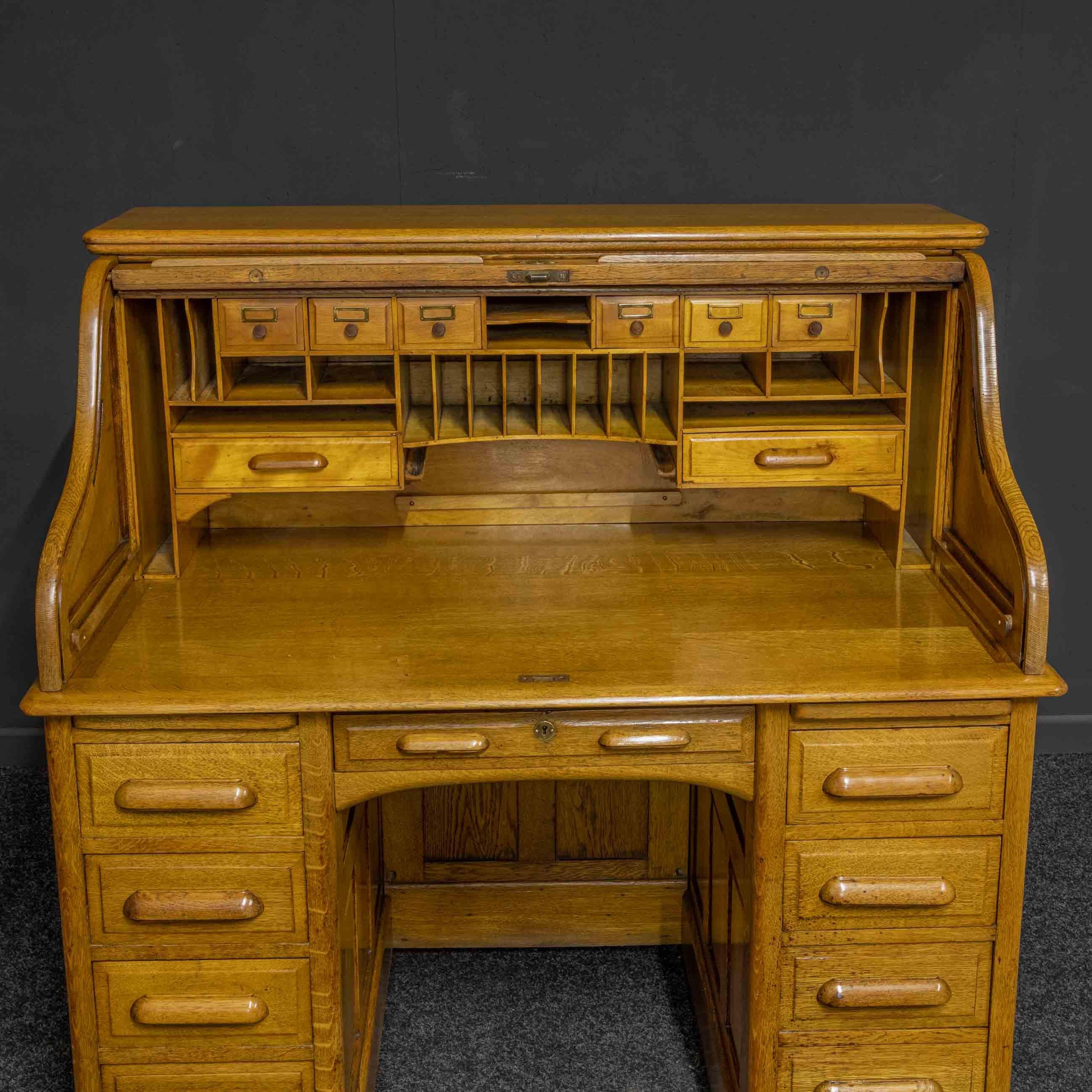 Edwardian Oak Roll Top Desk by Lebus Desk Co In Good Condition For Sale In Manchester, GB