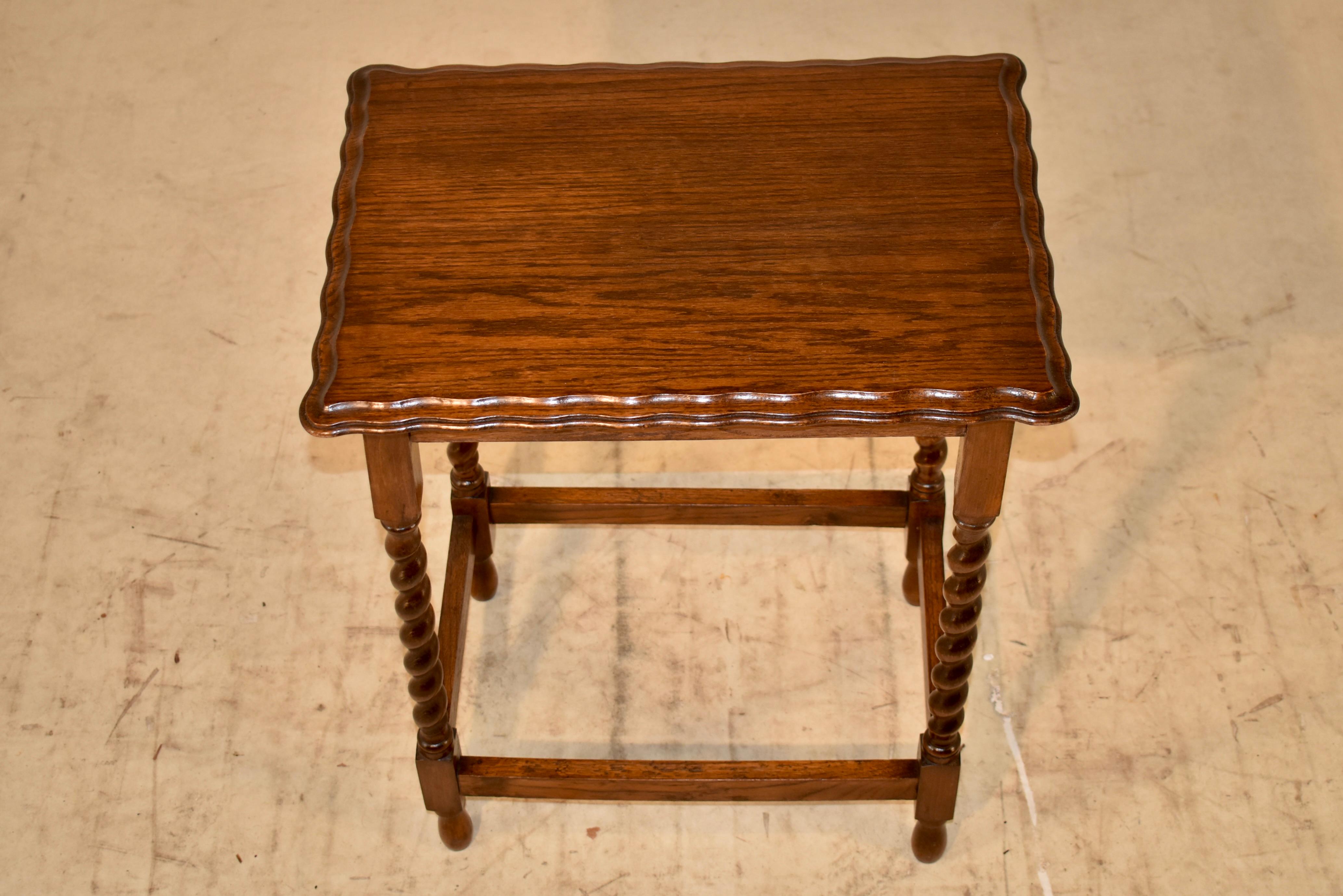 Table d'appoint en chêne de l'époque édouardienne, vers 1900 Bon état - En vente à High Point, NC