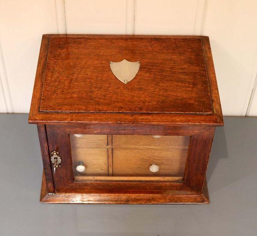 Edwardian Oak Table Top Collectors Box In Good Condition For Sale In Beaconsfield, GB