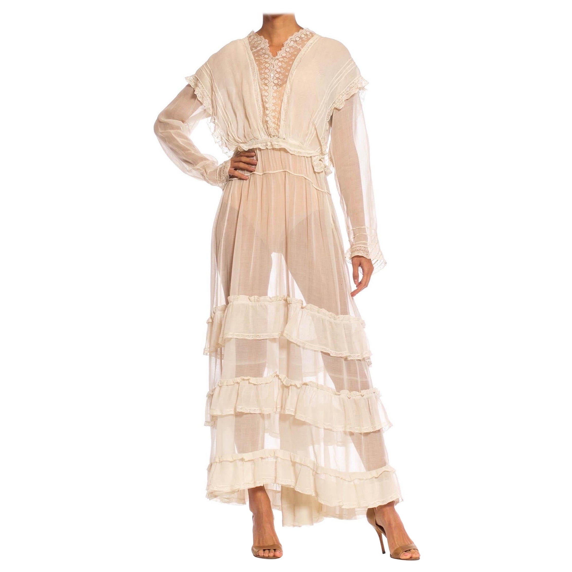 Robe de thé édouardienne blanc cassé en voile de coton biologique et dentelle à manches longues et volants