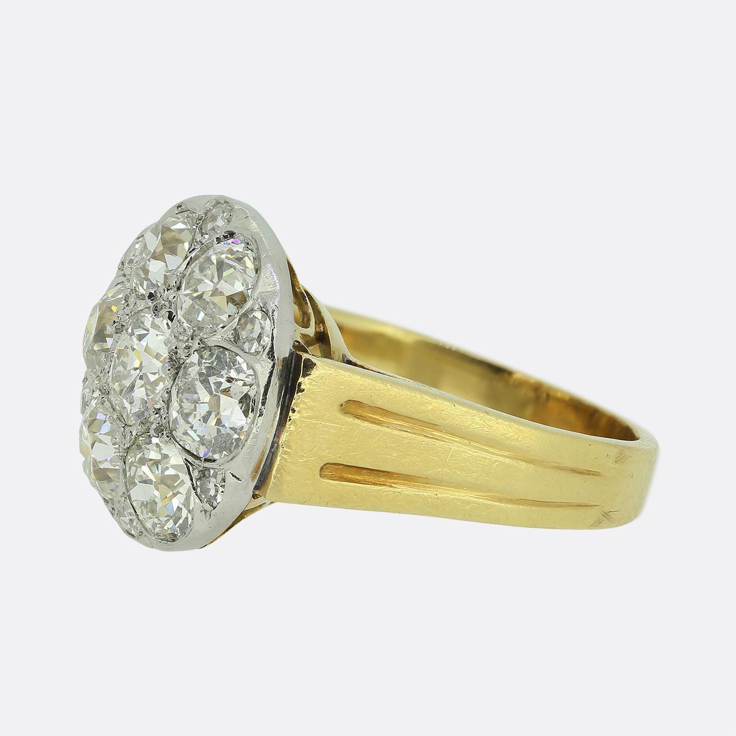 Hier haben wir einen exquisiten Diamant-Cluster-Ring aus der Edwardianischen Ära. Das Design zeigt eine zentrale Anordnung runder, facettierter Diamanten im alten europäischen Schliff, wobei jeder Stein einen fesselnden weißen Glanz ausstrahlt. Der