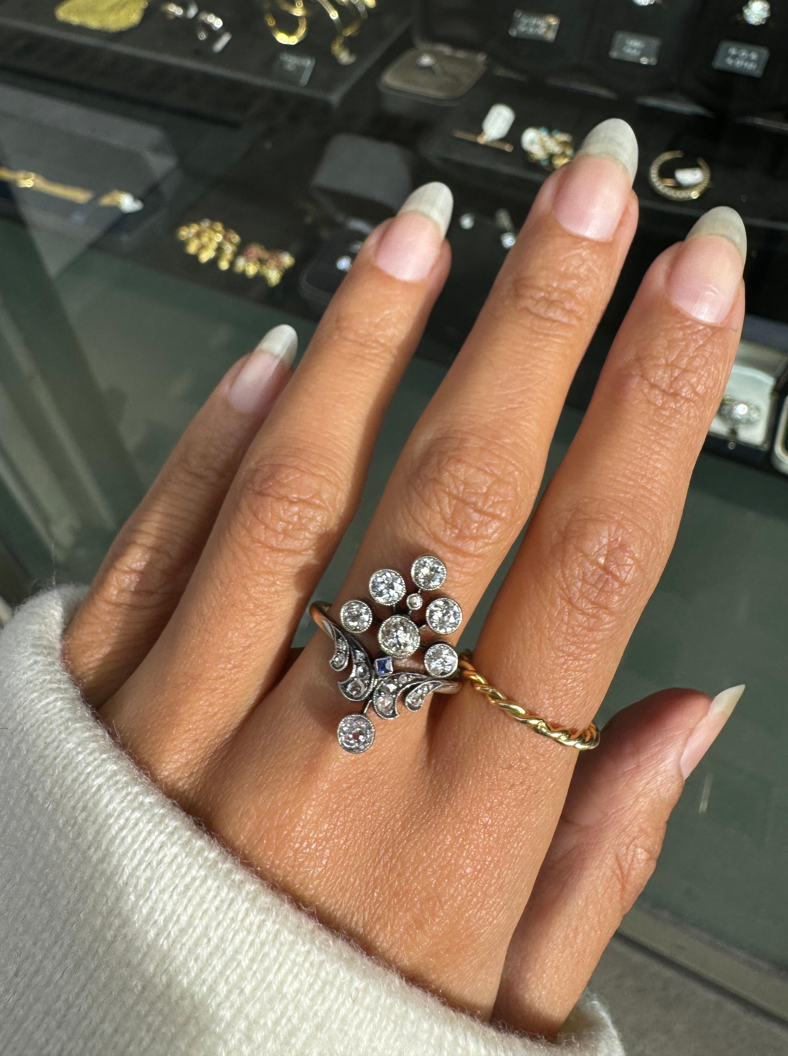 Taille vieille Europe Bague de cocktail en argent et or 18 carats avec diamants et saphirs de taille ancienne, de style édouardien en vente