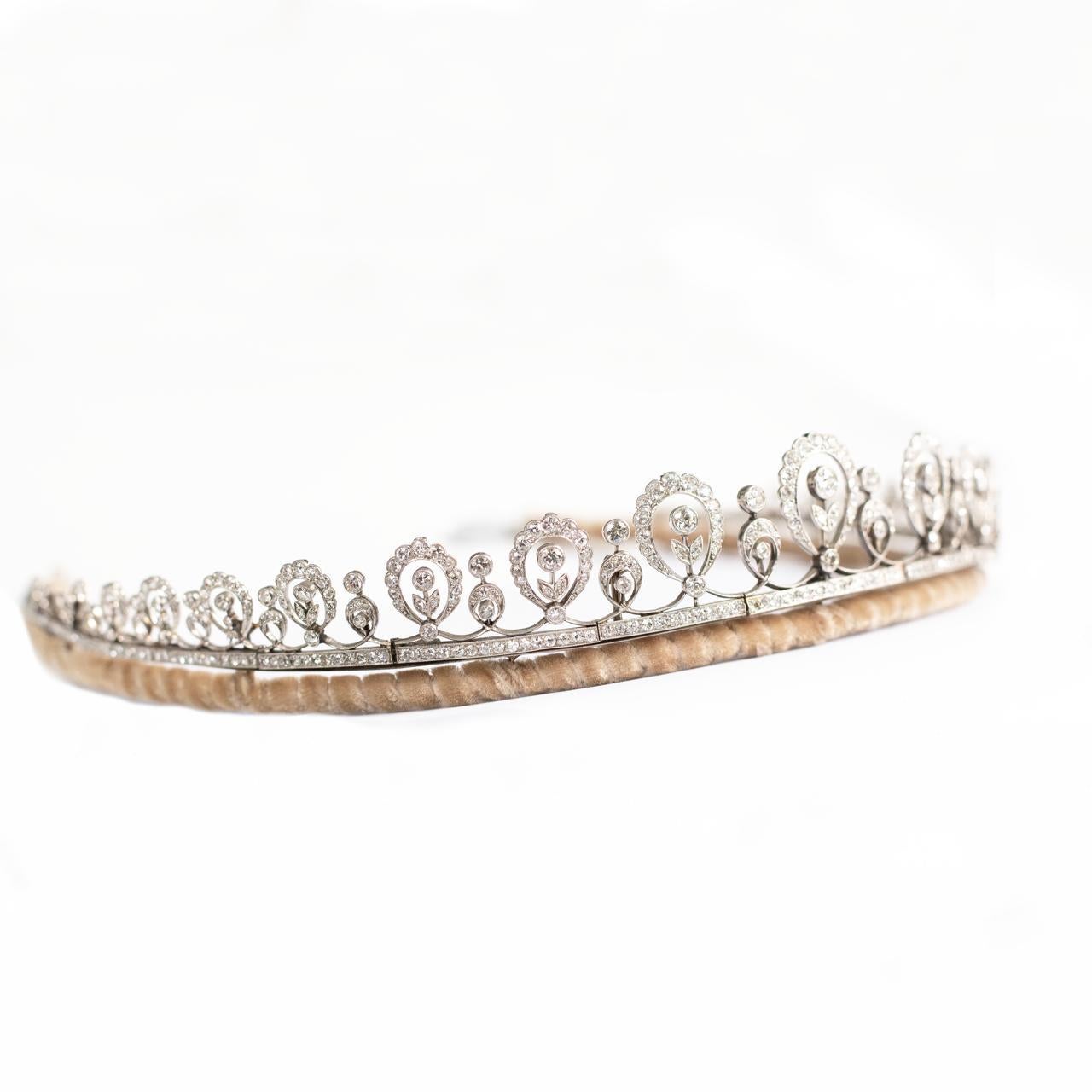 Diadème édouardien en platine serti de diamants.

Ce diadème en diamant est magnifiquement réalisé à la main en platine.
Le diadème est composé de sections de guirlandes ajourées de taille décroissante à partir du centre, chacune présentant un