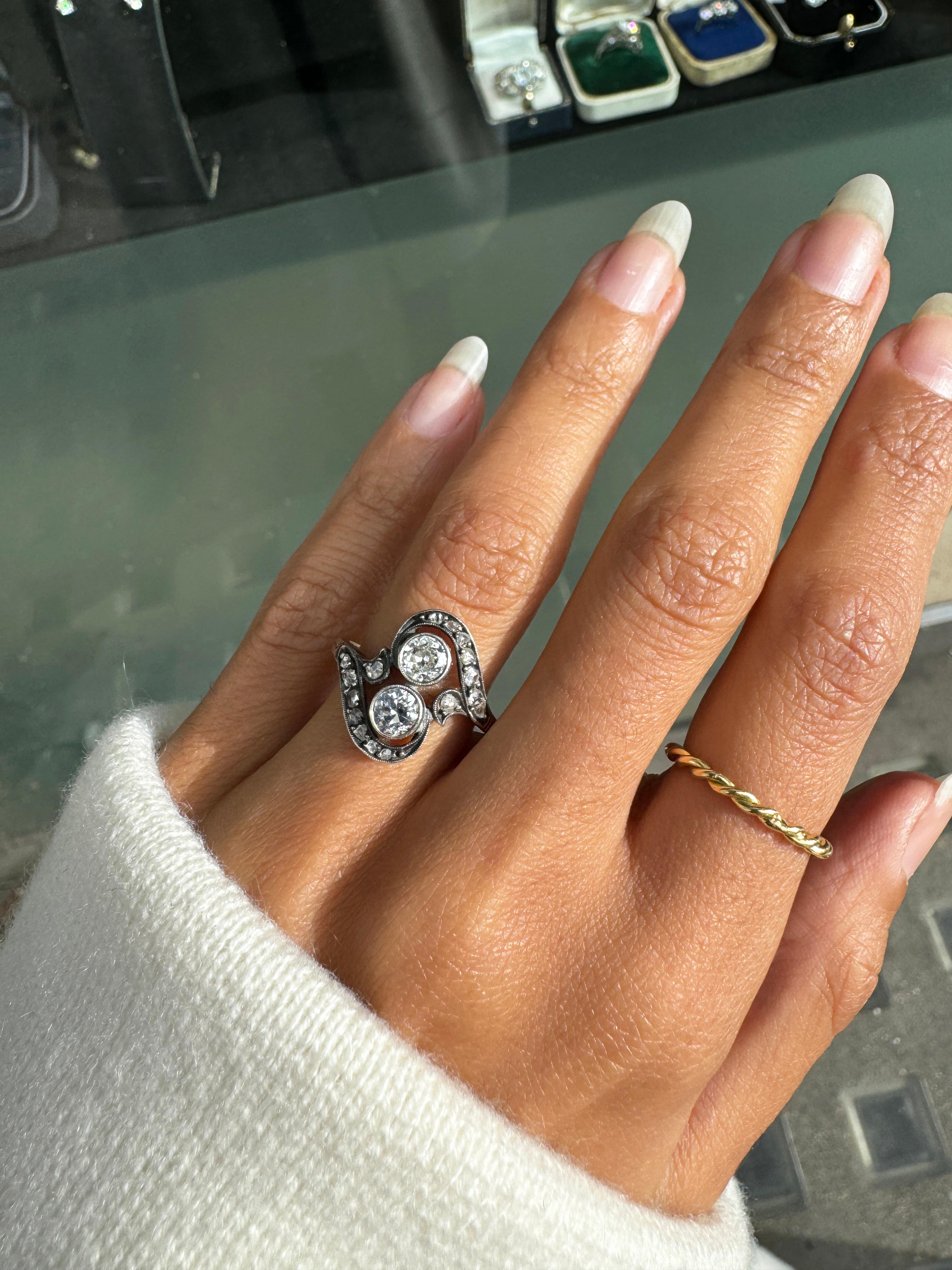 Taglio antico europeo Anello incrociato con diamante antico edoardiano Toi Et Moi in argento e oro 18 carati in vendita