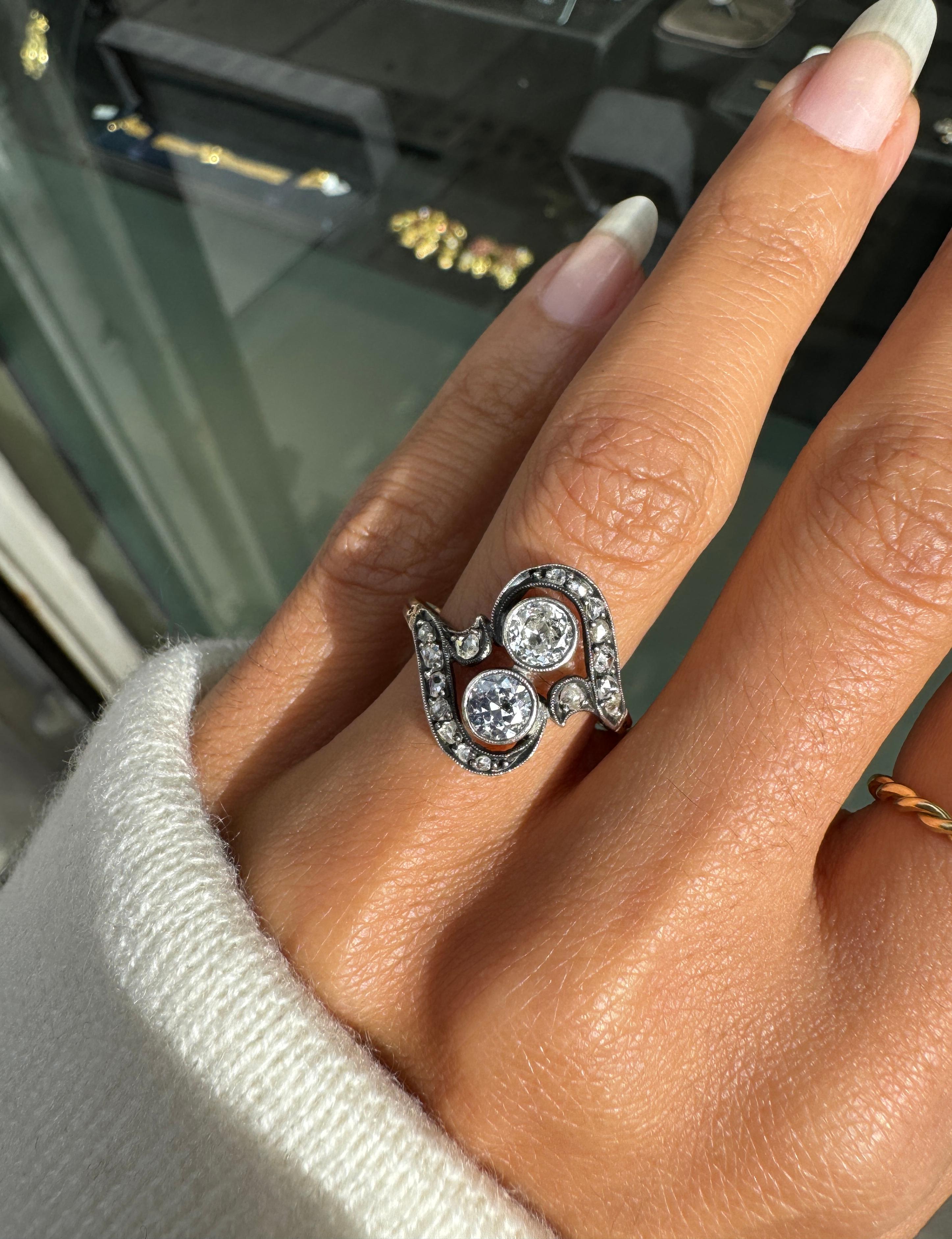 Anello incrociato con diamante antico edoardiano Toi Et Moi in argento e oro 18 carati In condizioni buone in vendita a London, GB