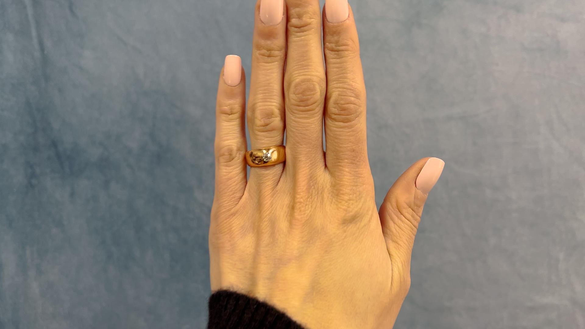 Une bague édouardienne en or rose 18k avec un diamant de taille européenne. Elle comprend un diamant de taille européenne ancienne pesant environ 0,20 carat, de couleur K et de pureté SI1. Fabriqué en or rose 18 carats. Circa 1900. La bague est une