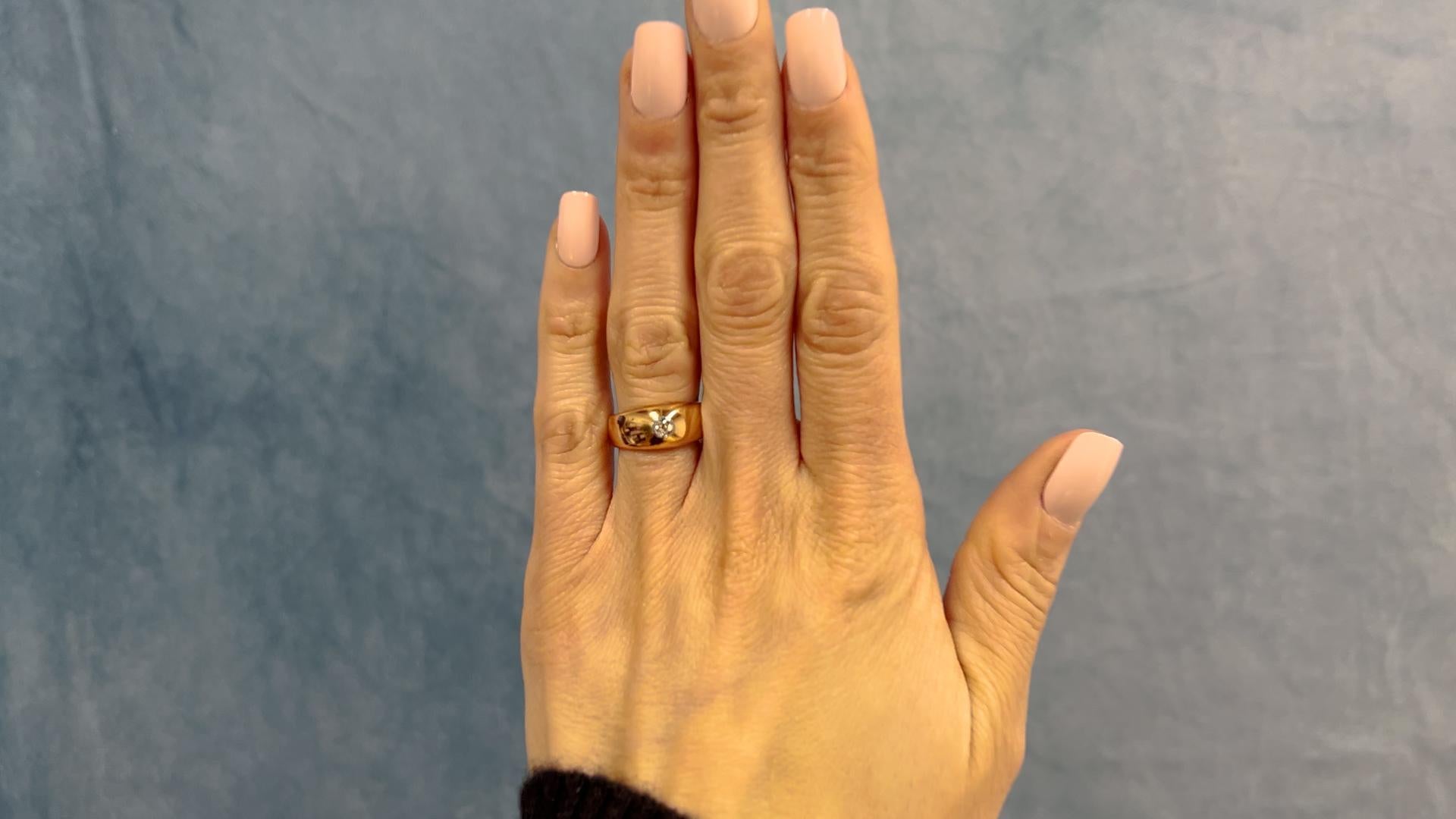 Une bague édouardienne en or rose 18k avec un diamant de taille européenne. Elle comprend un diamant de taille européenne ancienne pesant environ 0,40 carat, classé dans la monture comme étant de couleur M et de pureté VS1. Fabriqué en or rose 18