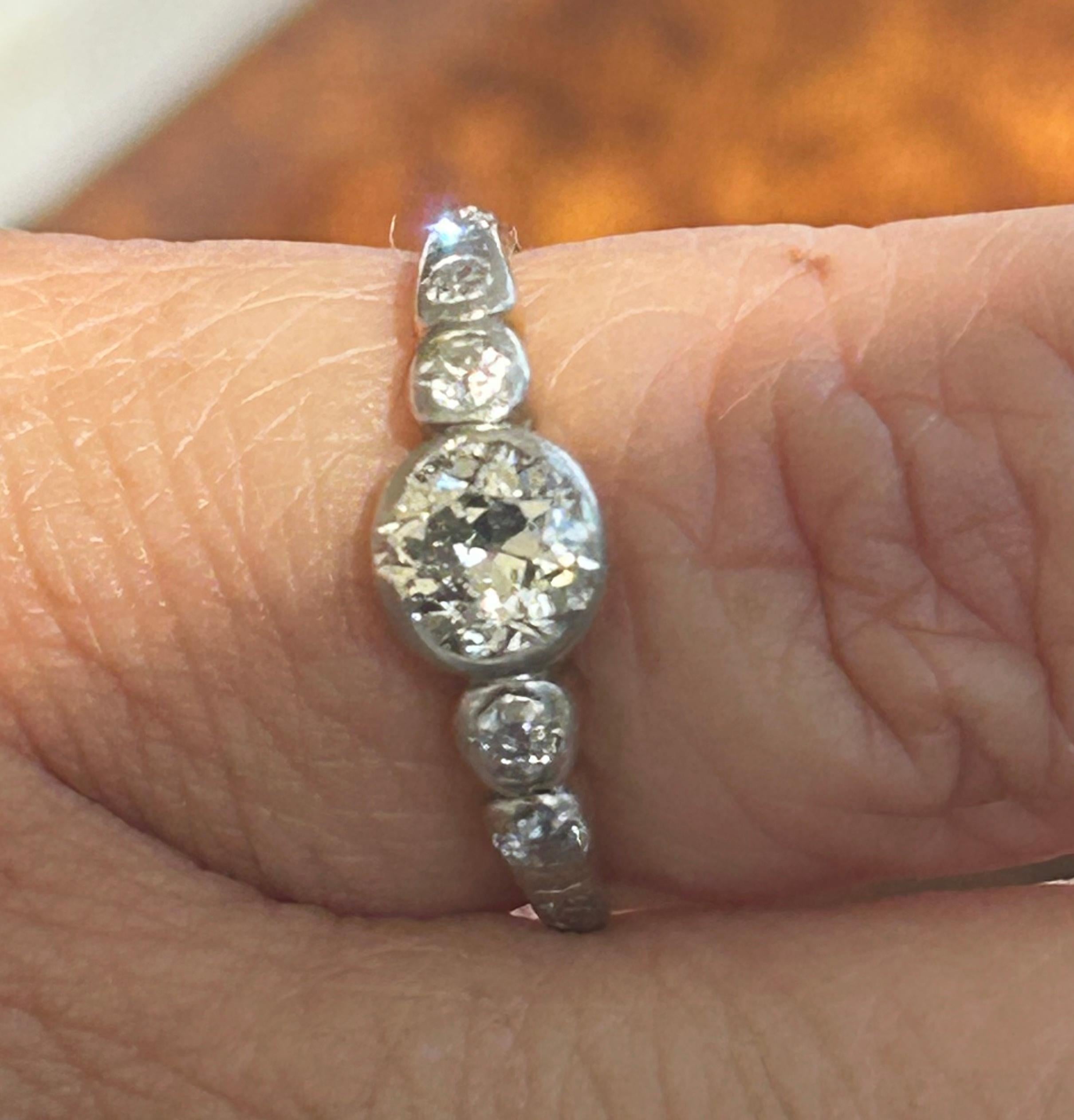 Unser edwardianischer Ring mit 9 Diamanten ist eine funkelnde Symphonie aus einer vergangenen Ära: Erleben Sie die Faszination der Edwardianischen Epoche mit unserem exquisiten Ring mit 9 Diamanten.  
Ausgezeichnetes Design und Details:
Epoche: