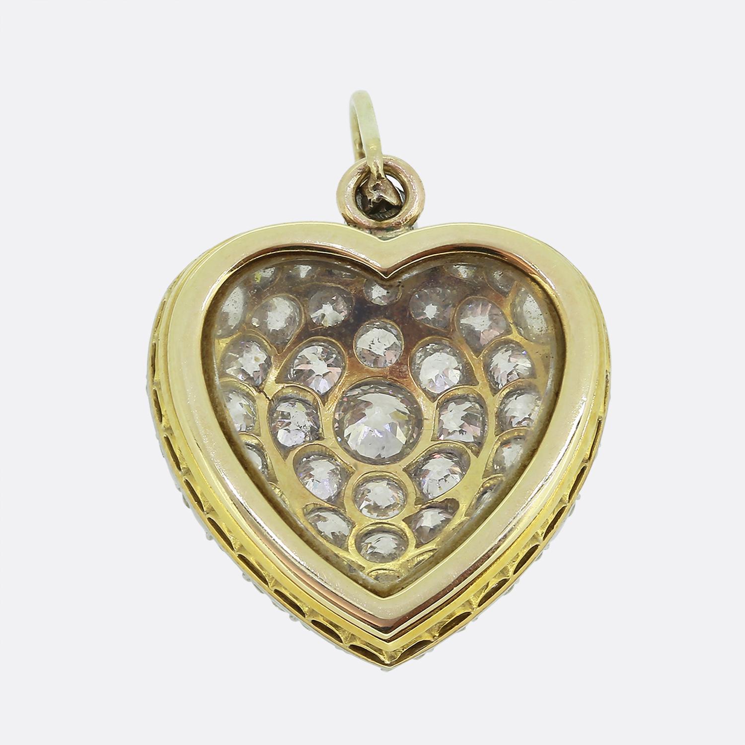 Ecco uno splendido medaglione risalente al periodo edoardiano. Questo pezzo d'antiquariato è stato realizzato con una combinazione di platino e oro giallo 18 ct a forma di cuore d'amore e ornato da un'abbagliante serie di diamanti rotondi
