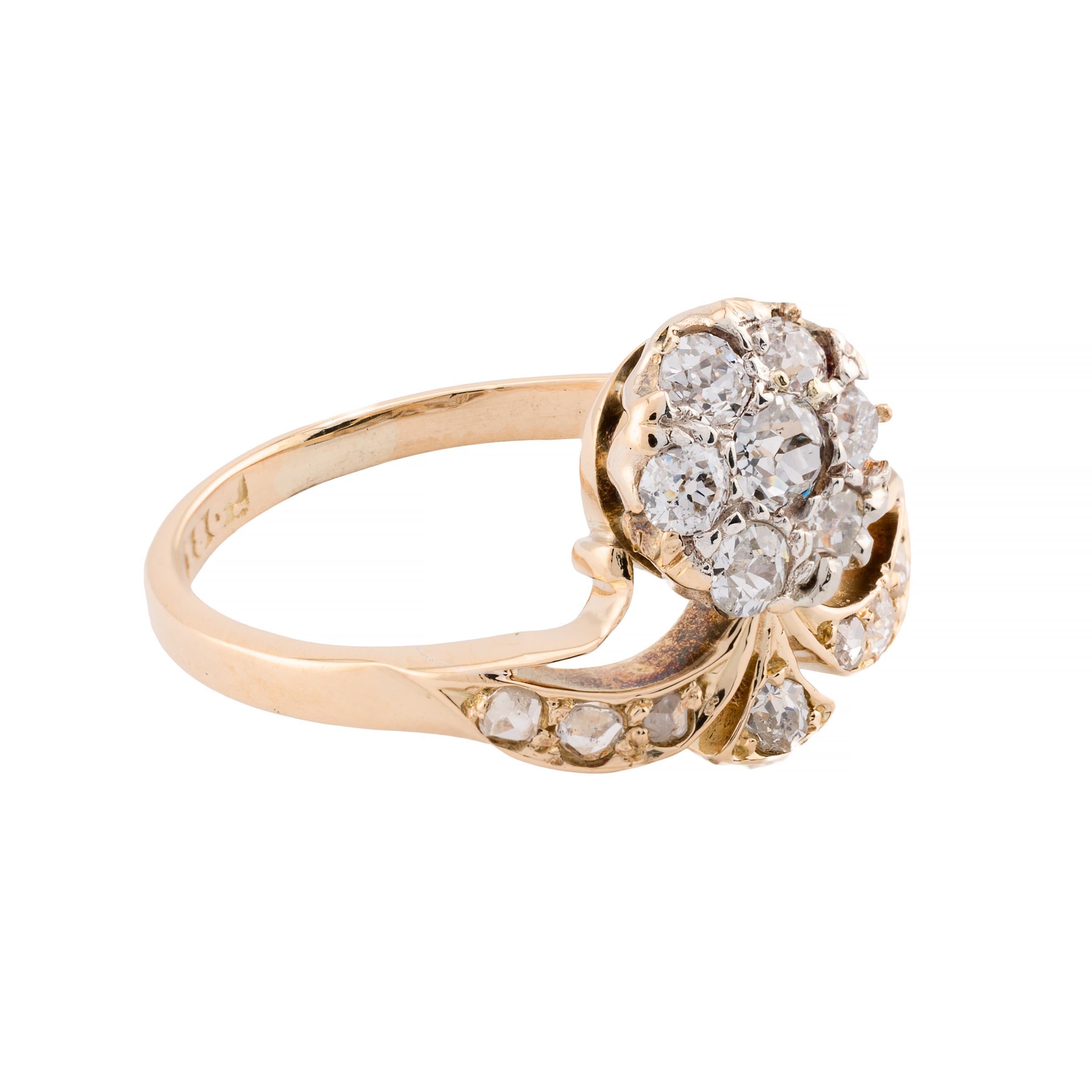 Aston Estate Jewelry stellt vor:

Ein antiker Ring in Form einer Tiara aus der Edwardianischen Periode mit einer Gruppe von Diamanten im Altminenschliff von insgesamt 0,52 Karat. Die Diamanten sind weiß mit einem Farbgrad von I und einer Reinheit