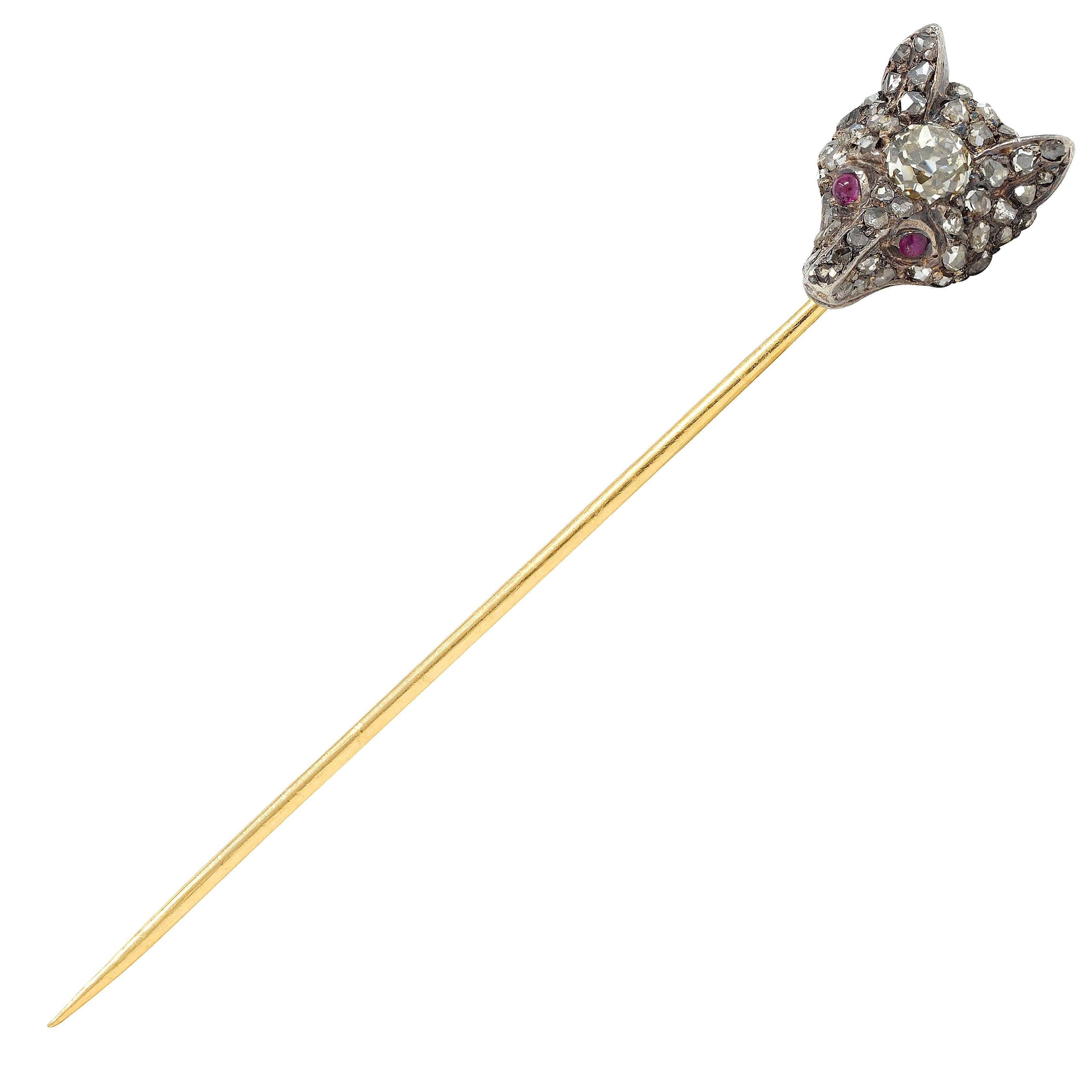 Entworfen als ein dimensionaler Fuchskopf aus Sterlingsilber mit spitzen Ohren und fletschenden Zähnen
Zentrierung eines Diamanten mit altem Minenschliff mit einem Gewicht von etwa 0.40 Karat
Farbe O mit Reinheit VS2 - Perlenbesatz mit Diamant im