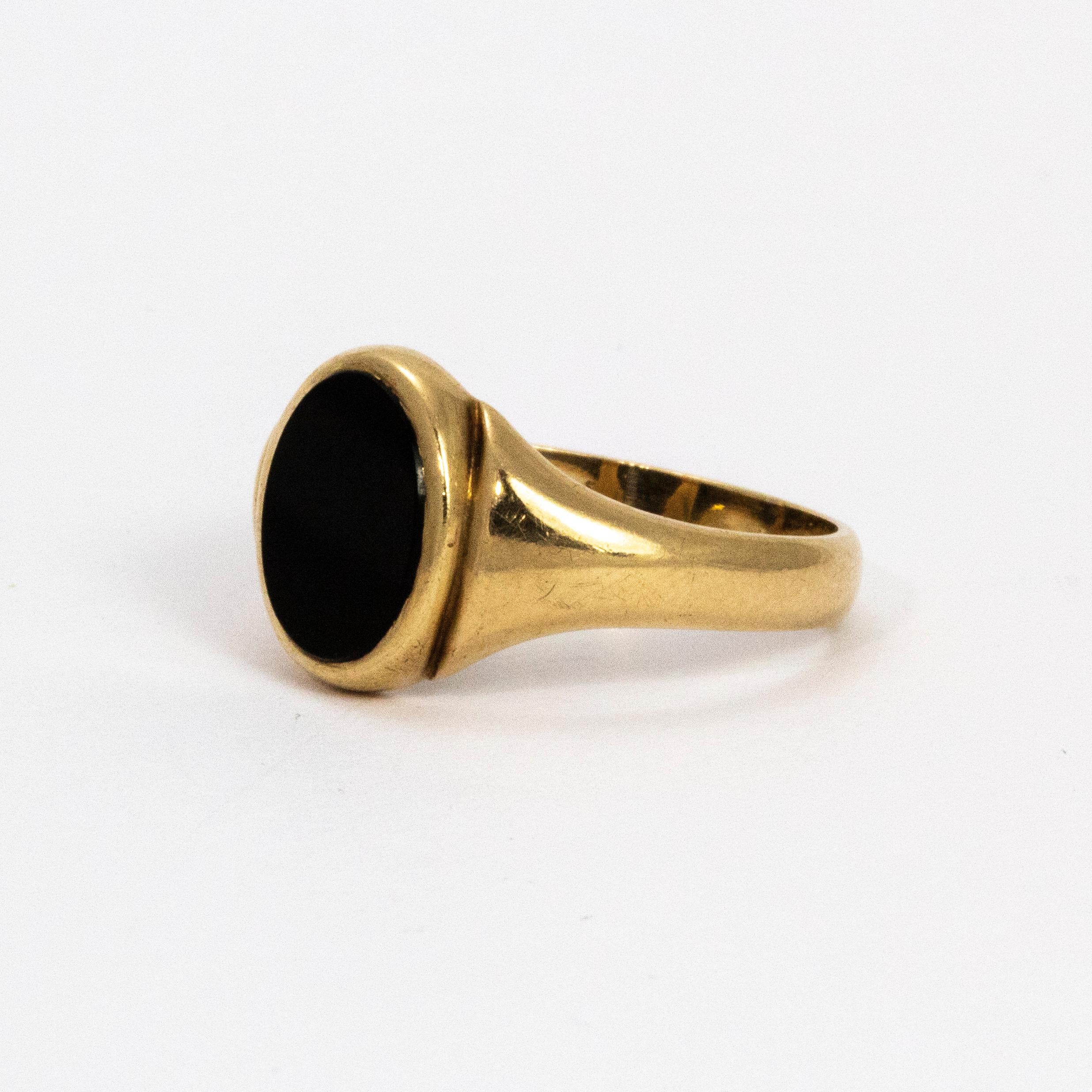 Beautifully simple 9ct gold band with a shiny black onyx.

Ring Size: R or 8 1/2