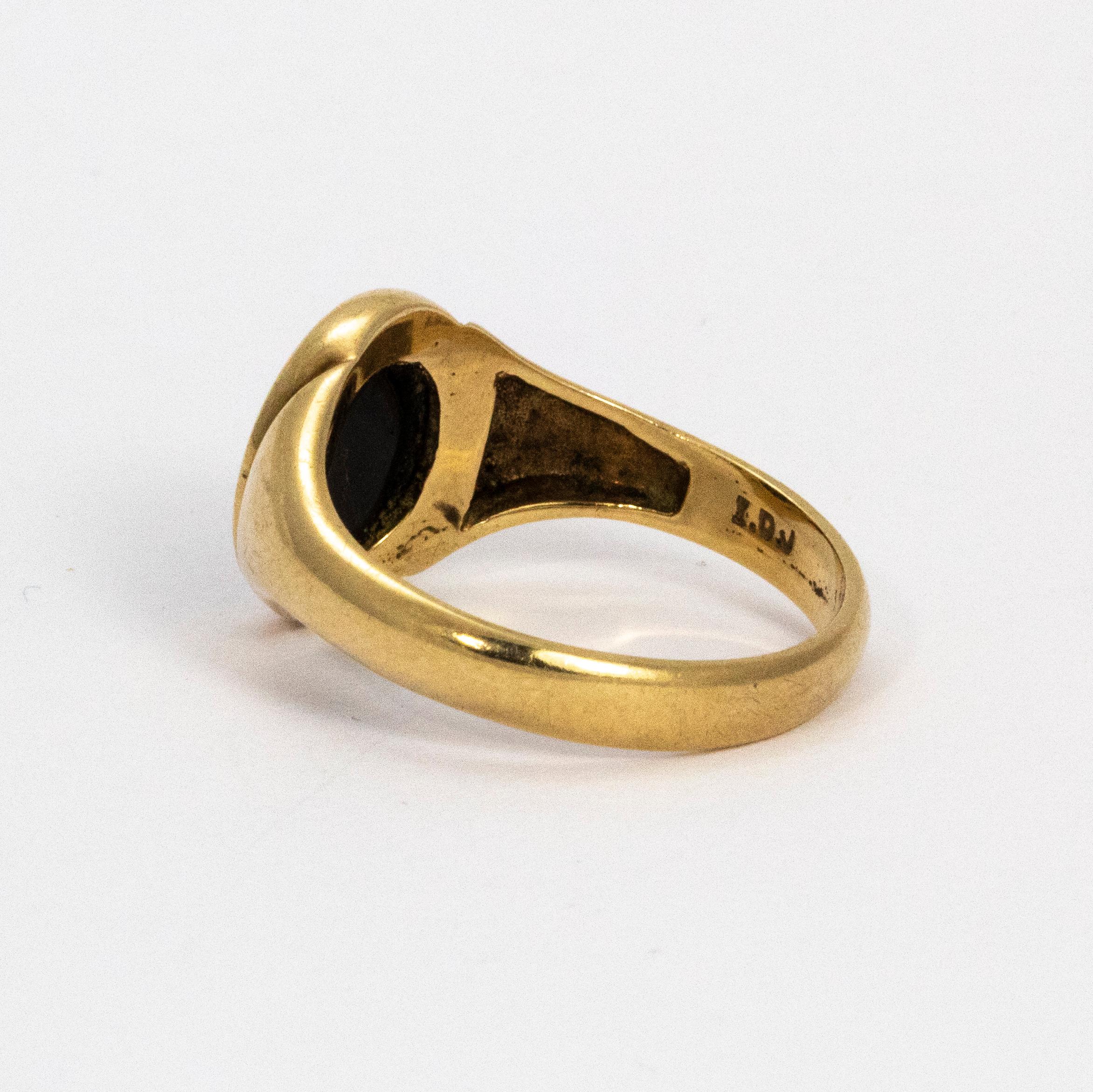 Edwardian Onyx and Gold Signet Ring In Good Condition In Chipping Campden, GB