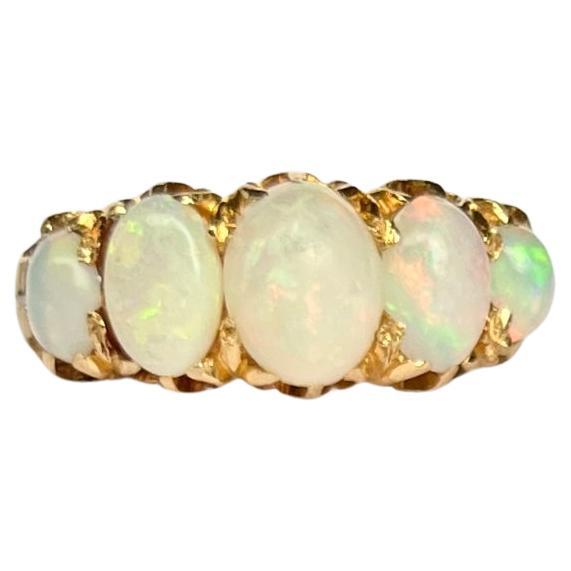 Fünfsteiniger edwardianischer Ring aus Opal und 18 Karat Gold
