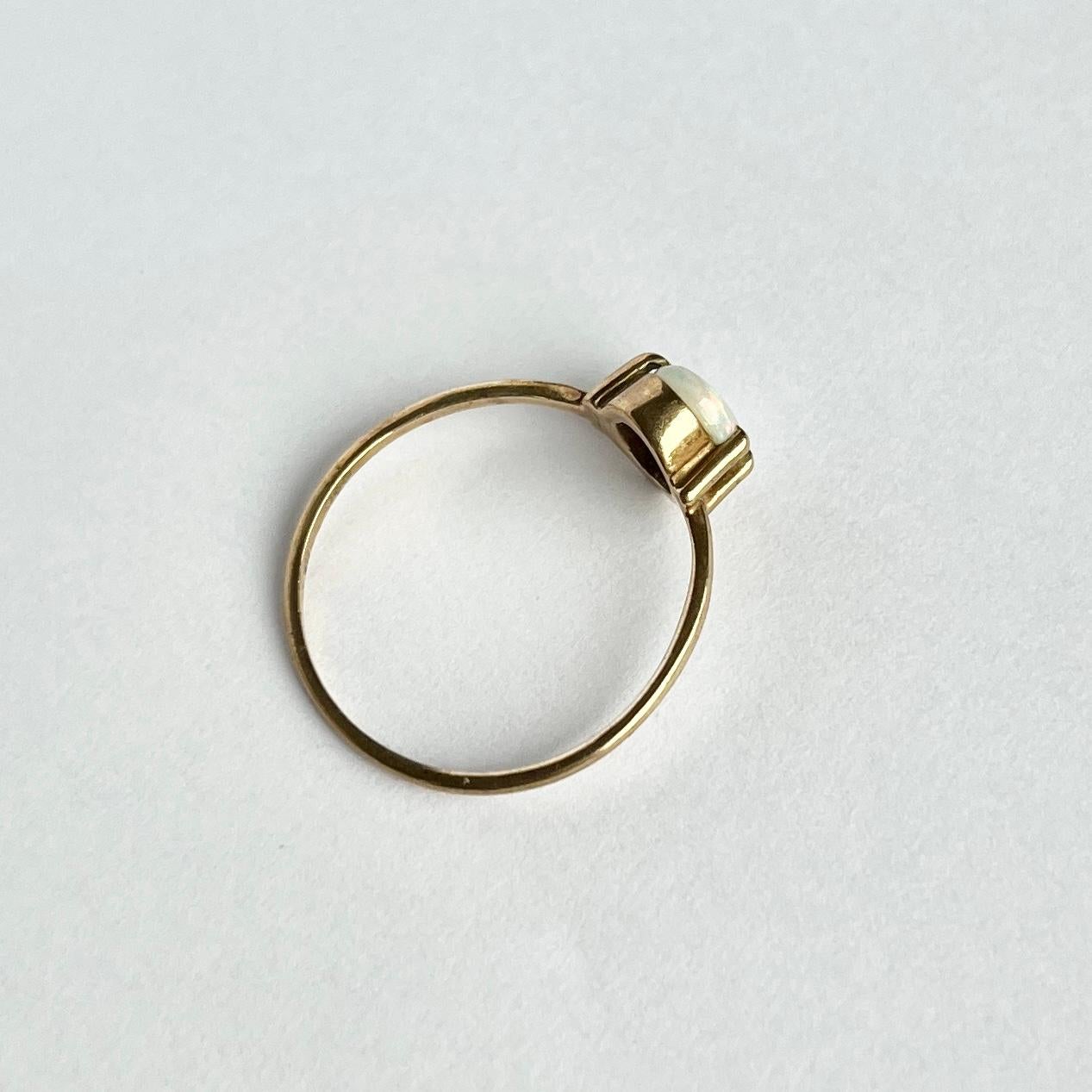 Ring aus edwardianischem Opal und 9 Karat Gold (Cabochon) im Angebot