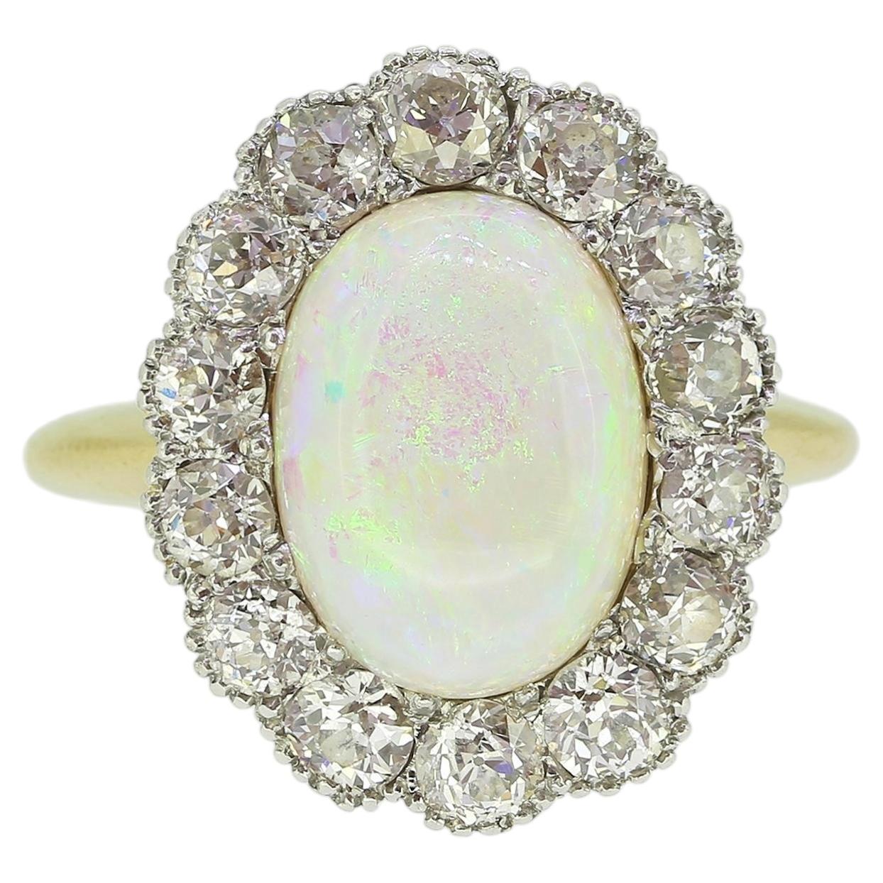 Bague édouardienne à opale et diamants en grappe en vente