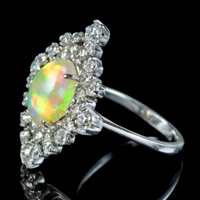 Edwardianischer Opal-Diamant-Cluster-Ring aus 3,5 Karat Opal (Cabochon) im Angebot