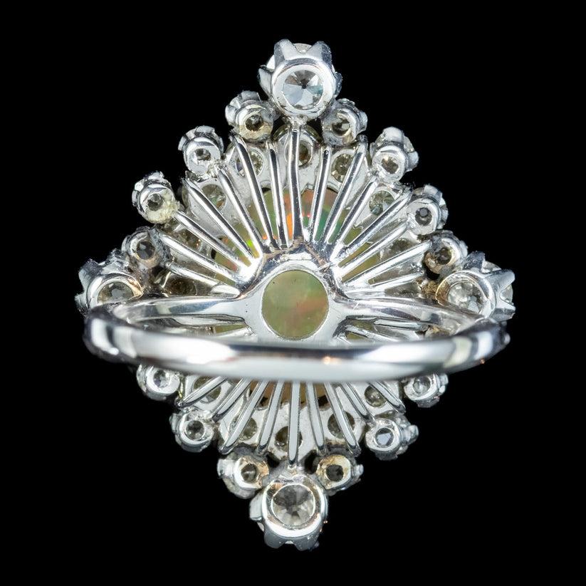 Edwardianischer Opal-Diamant-Cluster-Ring aus 3,5 Karat Opal im Zustand „Gut“ im Angebot in Kendal, GB