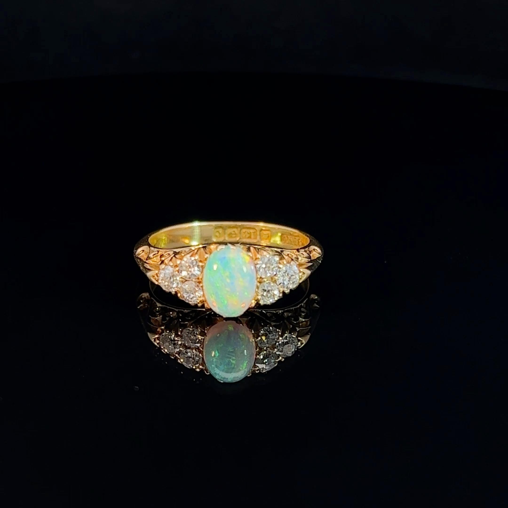 Halbreihiger edwardianischer Opal- und Diamantring, um 1902 (Gemischter Schliff) im Angebot