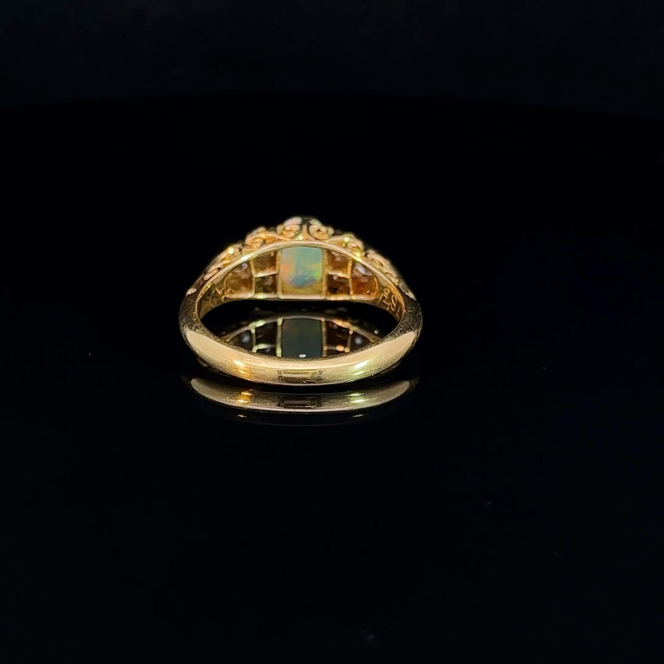 Halbreihiger edwardianischer Opal- und Diamantring, um 1902 für Damen oder Herren im Angebot