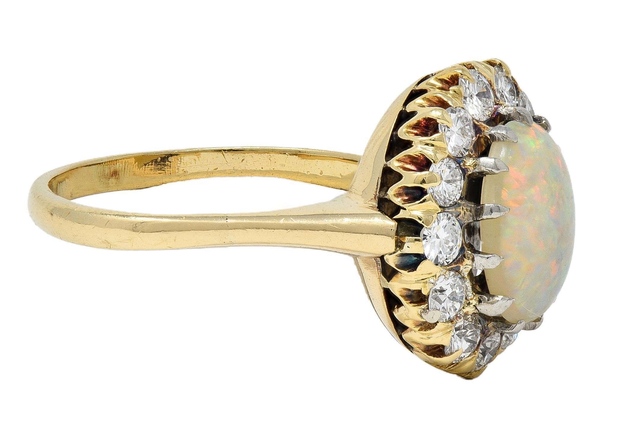 Antiker edwardianischer Opal-Diamant-Platin 14 Karat Gelbgold-Halo-Ring (Edwardian) im Angebot