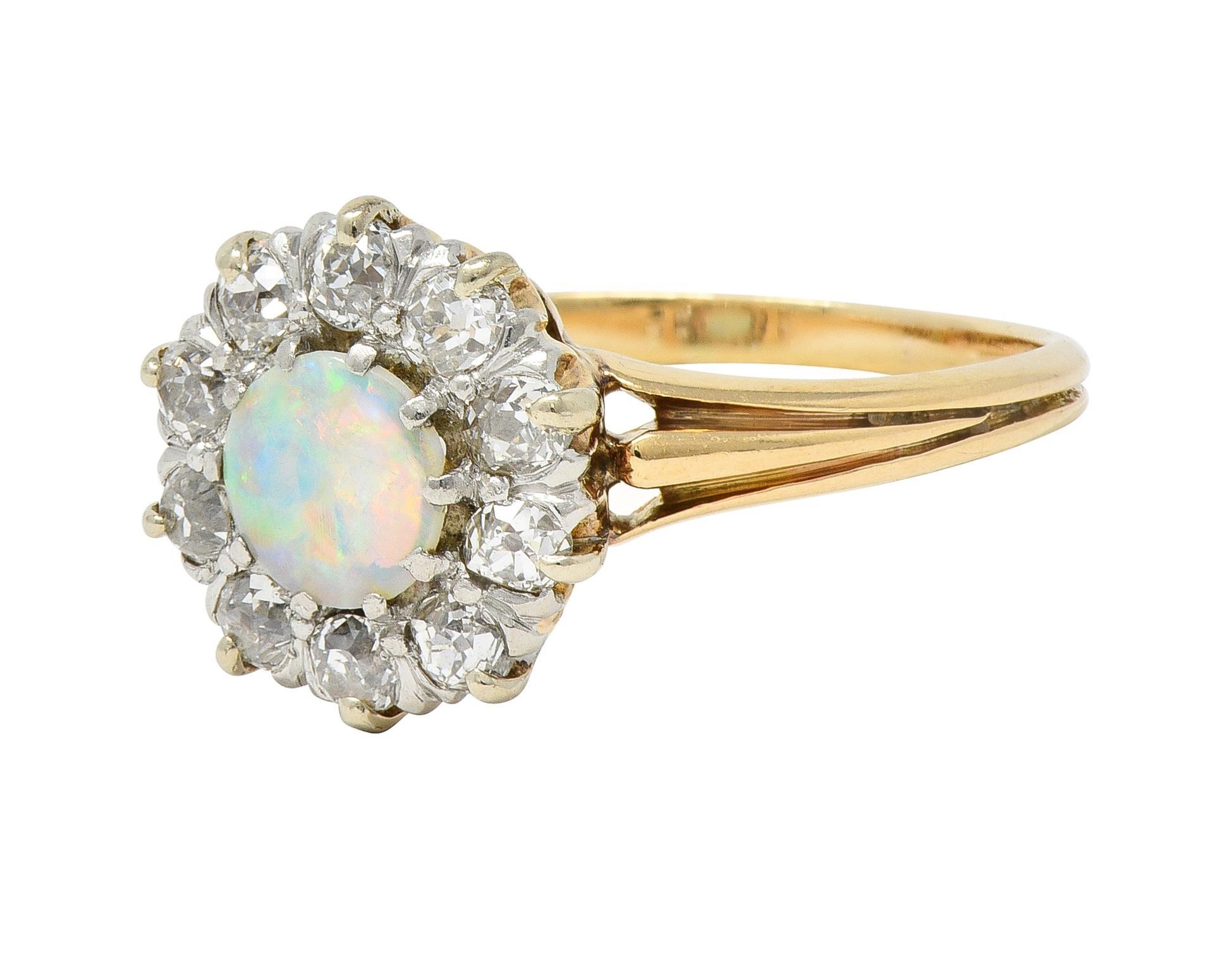 Antiker edwardianischer Opal-Diamant-Platin 14 Karat Gelbgold-Halo-Ring im Angebot 1
