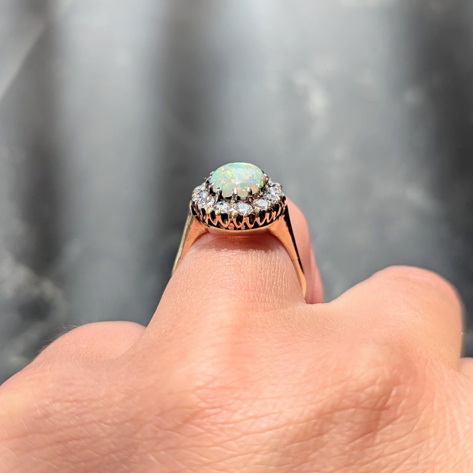 Antiker edwardianischer Opal-Diamant-Platin 14 Karat Gelbgold-Halo-Ring im Angebot 1