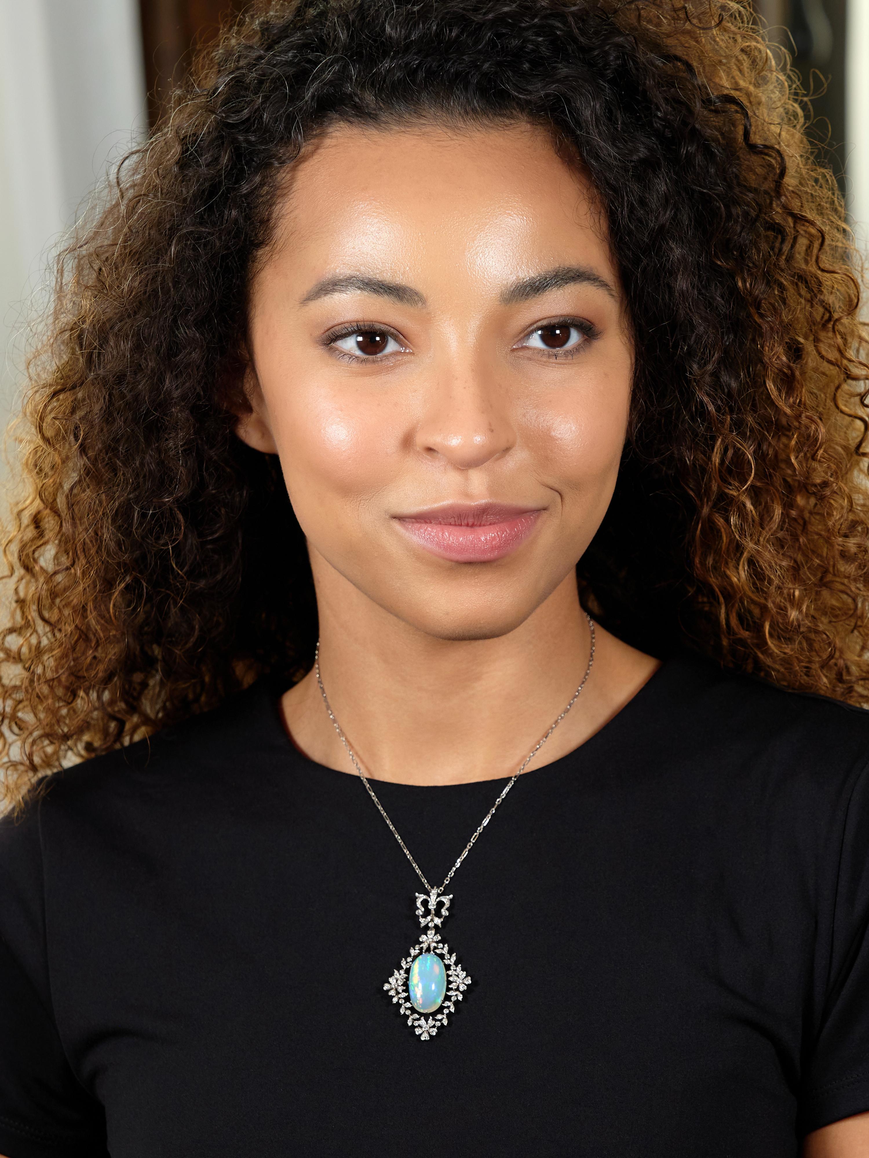 Catena a maglie in oro bianco da 1.0 mm che sospende un ciondolo in oro platinato.
Traforato con sormonto a farfalla e ghirlanda floreale con diamanti incastonati
Perline e castoni incastonati con taglio vecchio europeo e rosa - per un peso totale