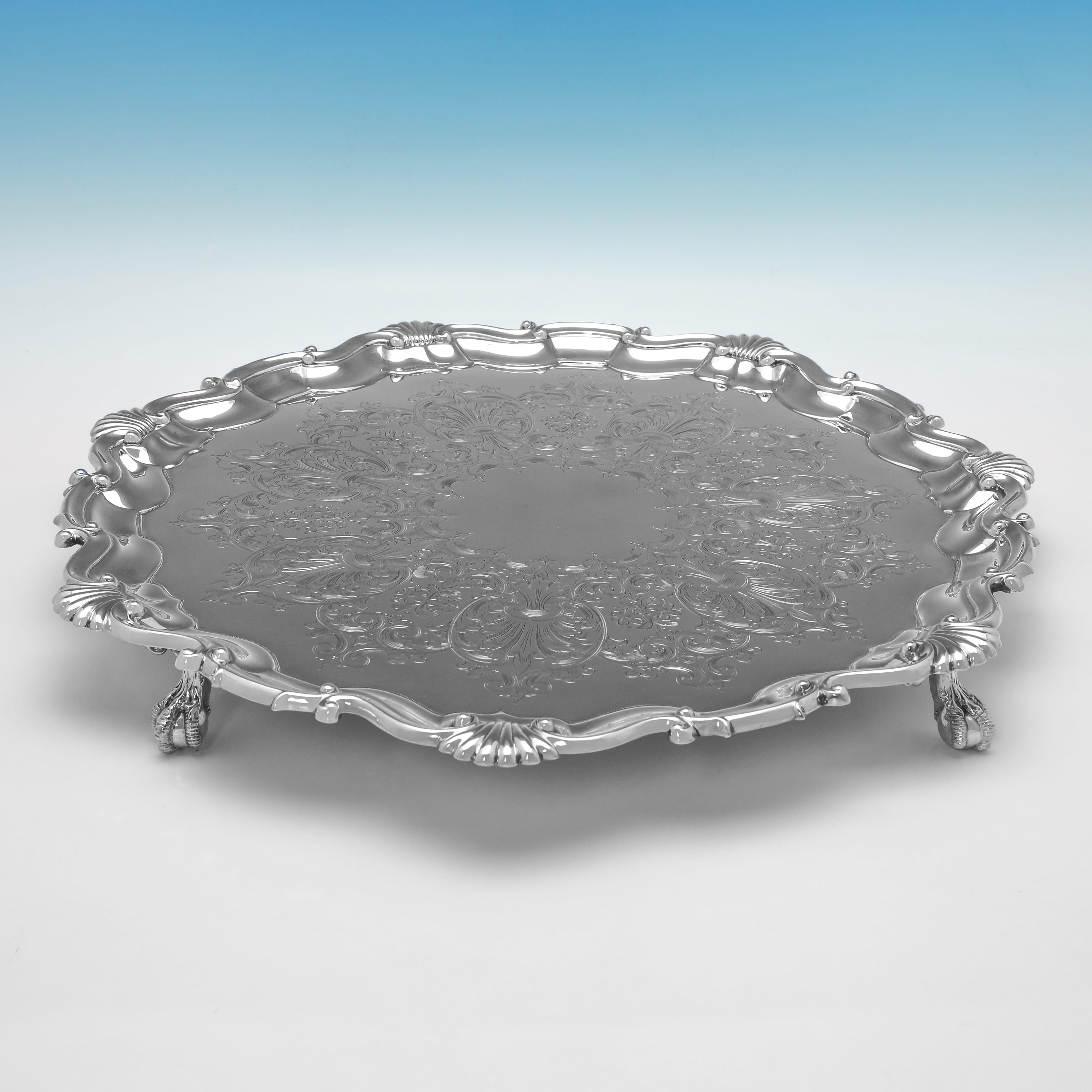 Poinçonné à Londres en 1906 par Reid & Sons, cet attrayant saloir ancien en argent sterling de l'époque édouardienne repose sur trois pieds en forme de boules et de griffes et présente une décoration gravée au centre, ainsi qu'une bordure en forme
