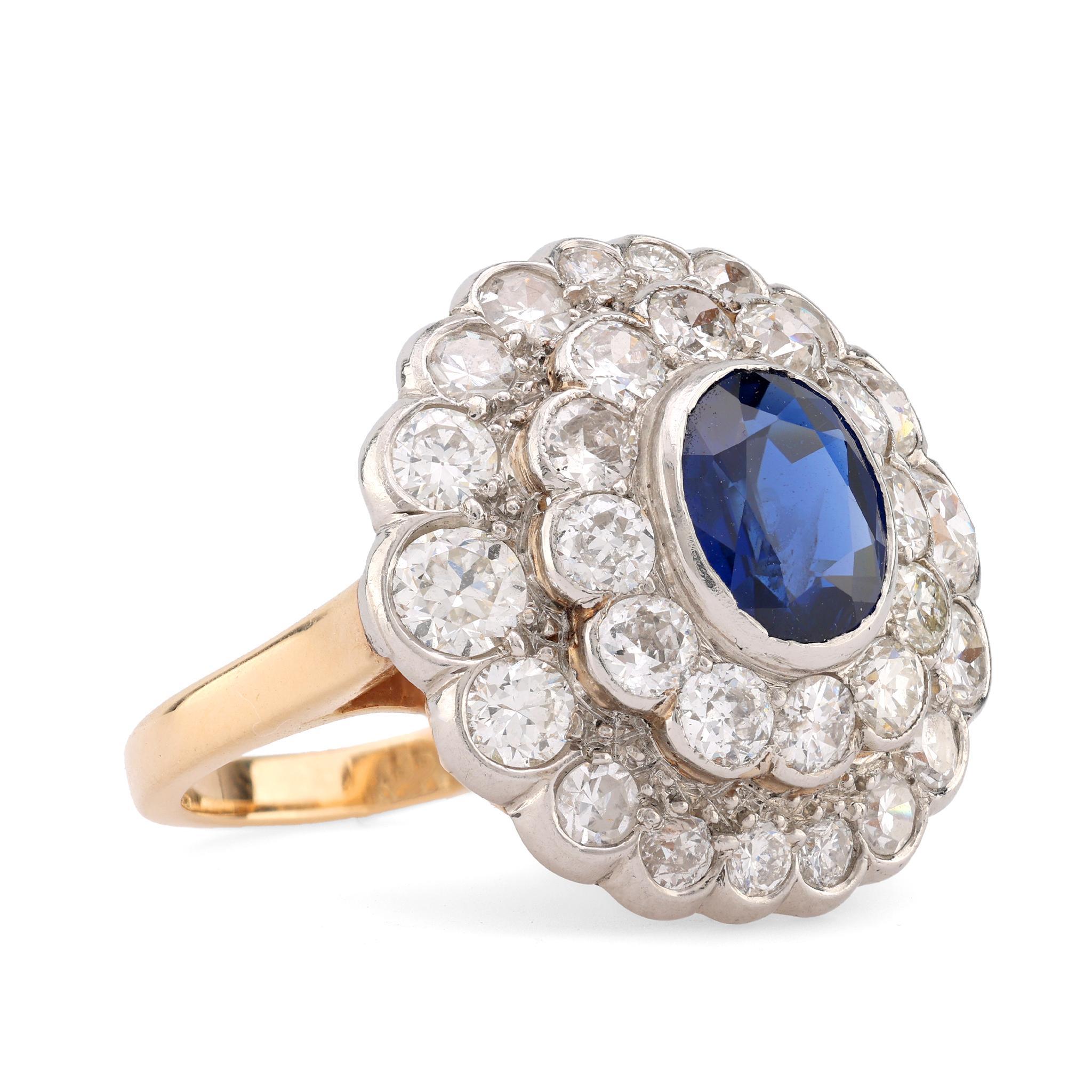 Edwardian Oval Cut Sapphire Diamond 14K Yellow Gold Cluster Ring In Excellent Condition In Beverly Hills, CA
