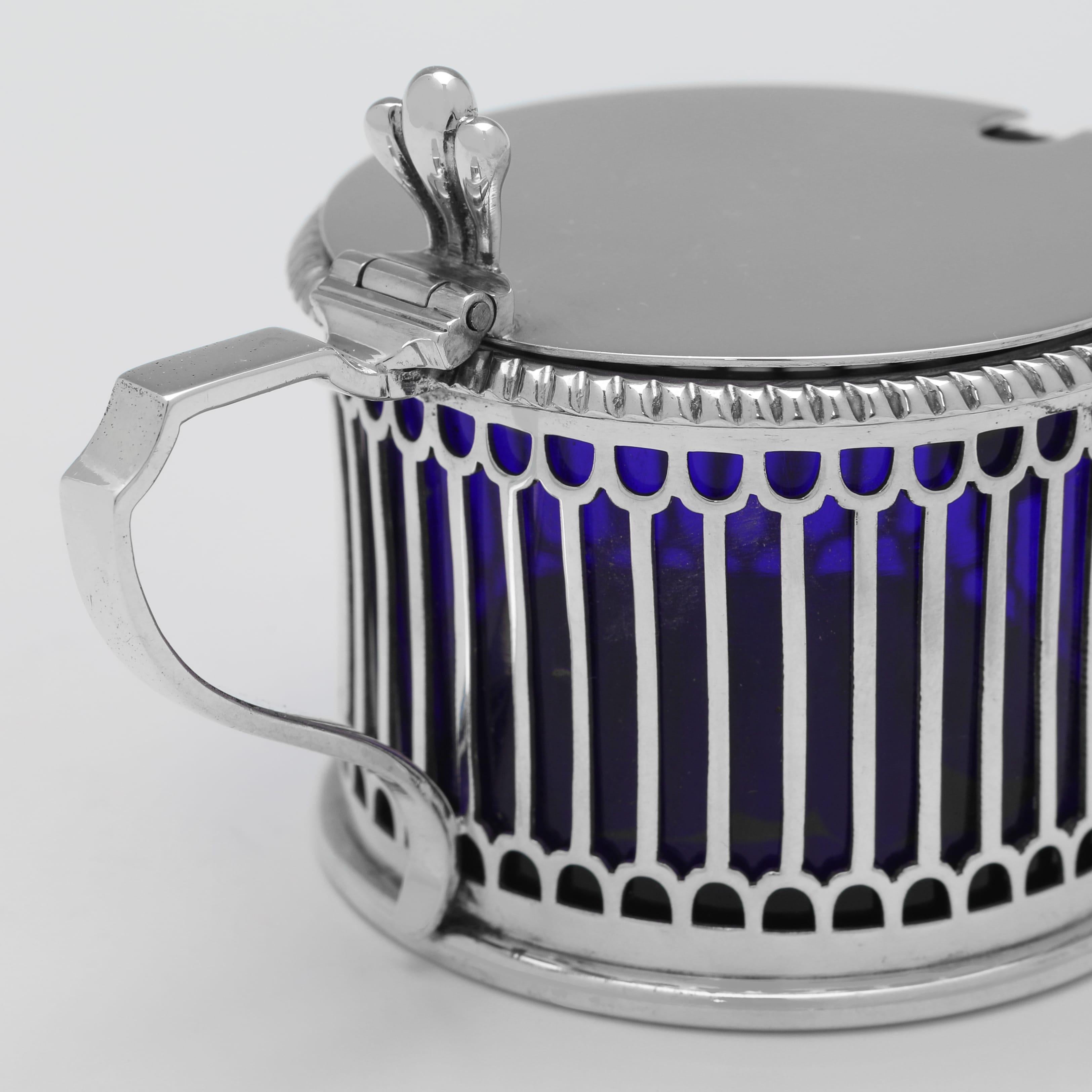 Pareja eduardiana de jarras de mostaza de plata de ley fabricadas en 1909 por Elkington & Co. Inglés en venta