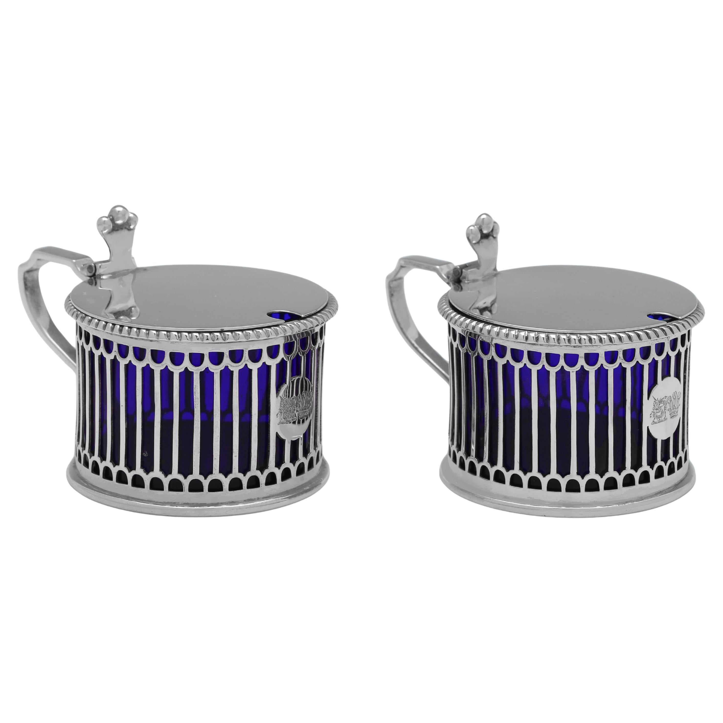 Pareja eduardiana de jarras de mostaza de plata de ley fabricadas en 1909 por Elkington & Co. en venta