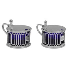 Coppia edoardiana di senapiere in argento sterling realizzate nel 1909 da Elkington & Co.