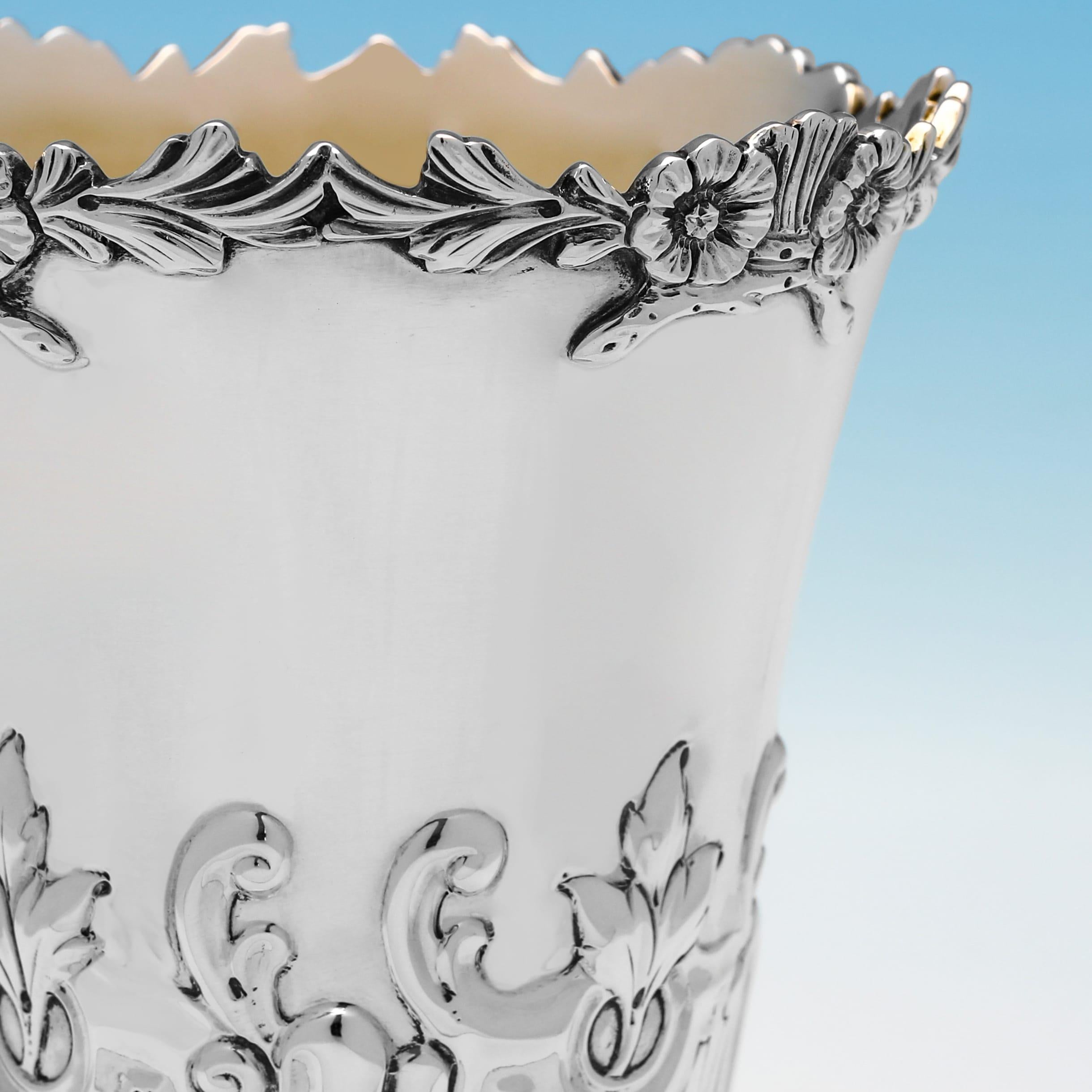 Edoardiano Coppia edoardiana di vasi in argento sterling di Lamberts & Co. Realizzato nel 1903 in vendita