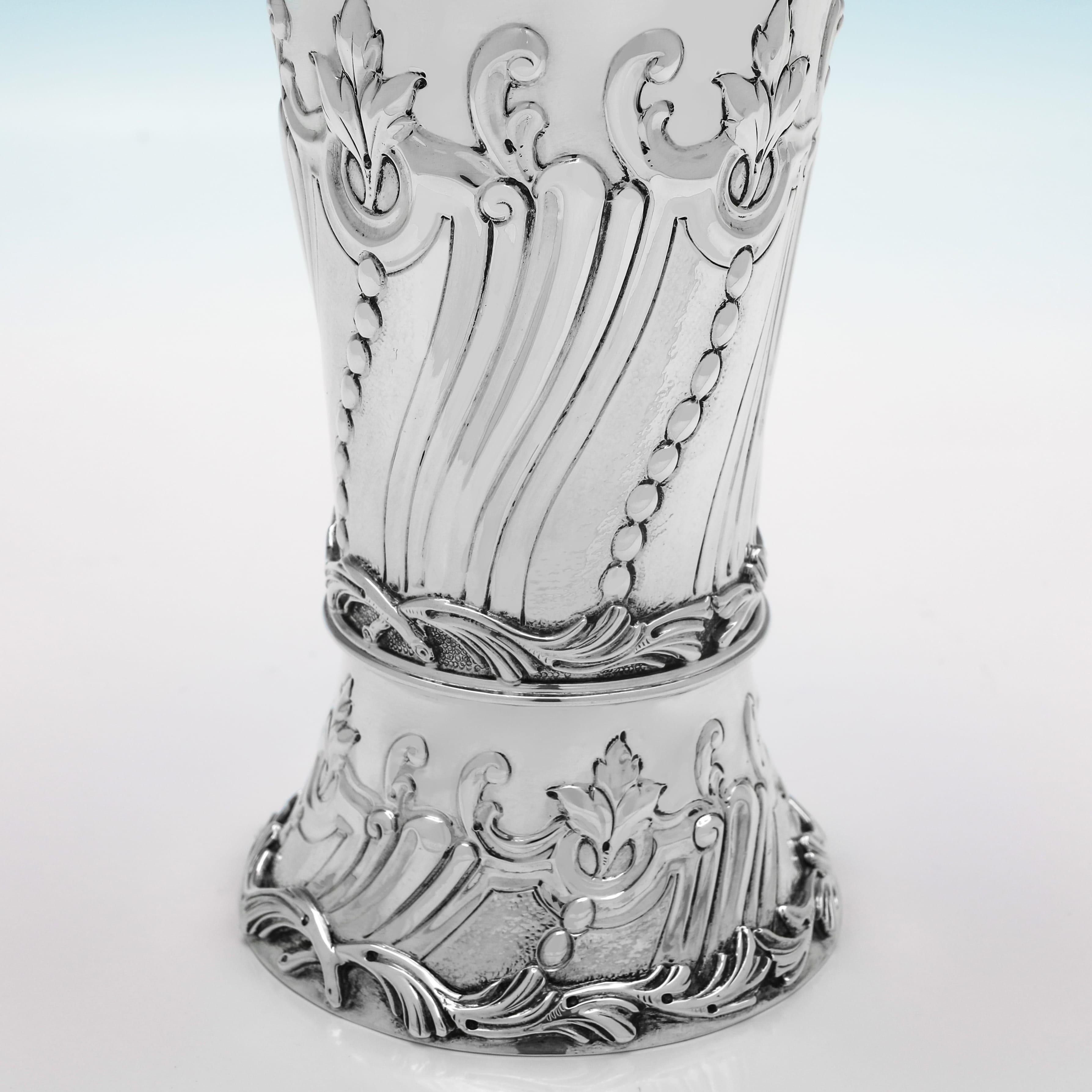 Inglese Coppia edoardiana di vasi in argento sterling di Lamberts & Co. Realizzato nel 1903 in vendita