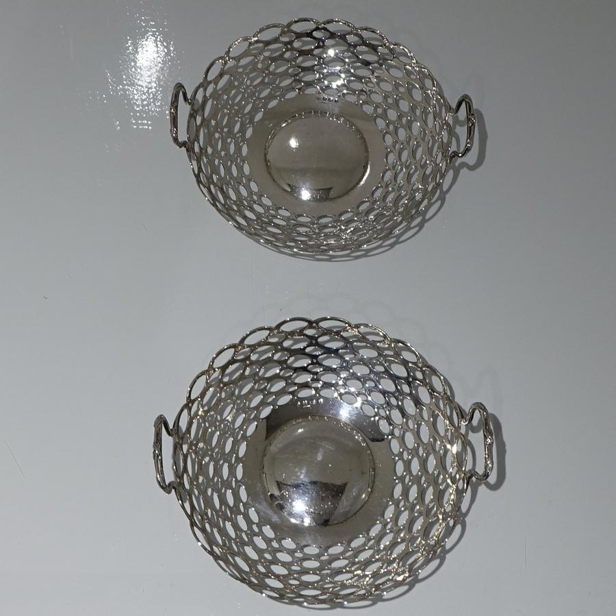 A beautiful pair of circular silver dishes decorated with elegant oval pierced walls and stylish incuse floating handles.

 

Weight 19.3 troy ounces/603 grams

Measures: Height 3 inches/7.5cm

Diameter 9 inches/23cm.

Condition: Excellent